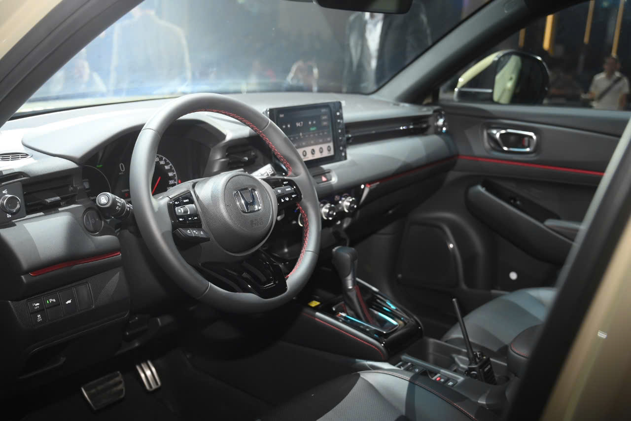 Honda HR-V hybrid giảm 34 triệu đồng, từ đắt hơn nay rẻ hơn Toyota Corolla Cross HEV 30 triệu đồng- Ảnh 5. Honda HR-V hybrid giảm 34 triệu đồng, từ đắt hơn nay rẻ hơn Toyota Corolla Cross HEV 30 triệu đồng- Ảnh 5.