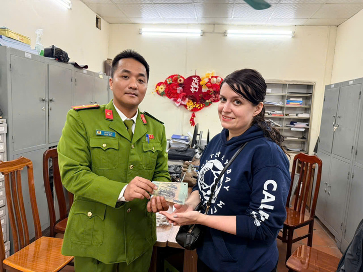 'Ch&eacute;m' 1 triệu đồng cho cuốc xe 7km: T&agrave;i xế xe &ocirc;m xin lỗi du kh&aacute;ch, trả lại tiền- Ảnh 1.