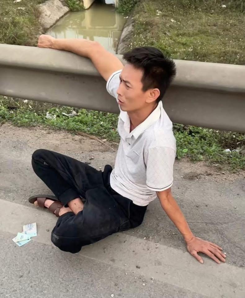 T&agrave;i xế xe tải quỳ sụp bật kh&oacute;c khi chứng kiến hơn chục xe m&aacute;y đang chở ra H&agrave; Nội h&oacute;a tro t&agrave;n giữa cao tốc- Ảnh 2.