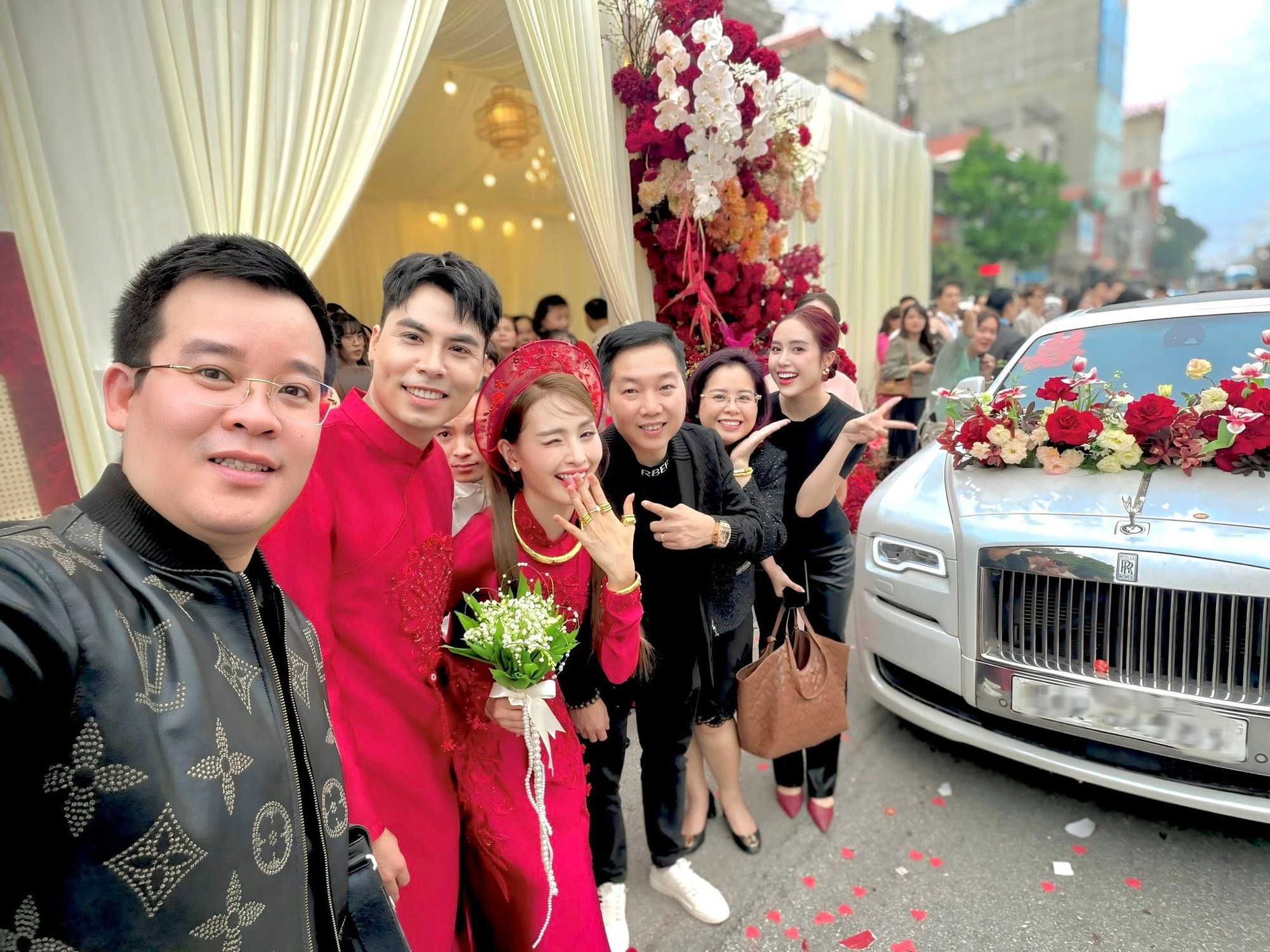 Cận cảnh tuyển thủ Đức Huy rước MC Mù Tạt về dinh trên siêu xe Rolls-Royce sang chảnh, cô dâu siêu xinh- Ảnh 2. Cận cảnh tuyển thủ Đức Huy rước MC Mù Tạt về dinh trên siêu xe Rolls-Royce sang chảnh, cô dâu siêu xinh- Ảnh 2.