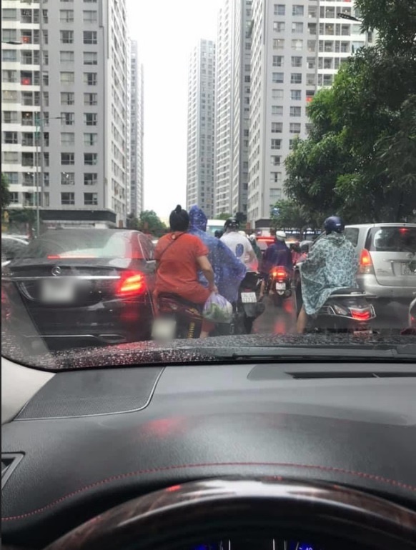 Kẹt xe giữa phố Hà Nội, người trong ô tô phía trước khiến cô gái giật mình, thảng thốt- Ảnh 1. Kẹt xe giữa phố Hà Nội, người trong ô tô phía trước khiến cô gái giật mình, thảng thốt- Ảnh 1.