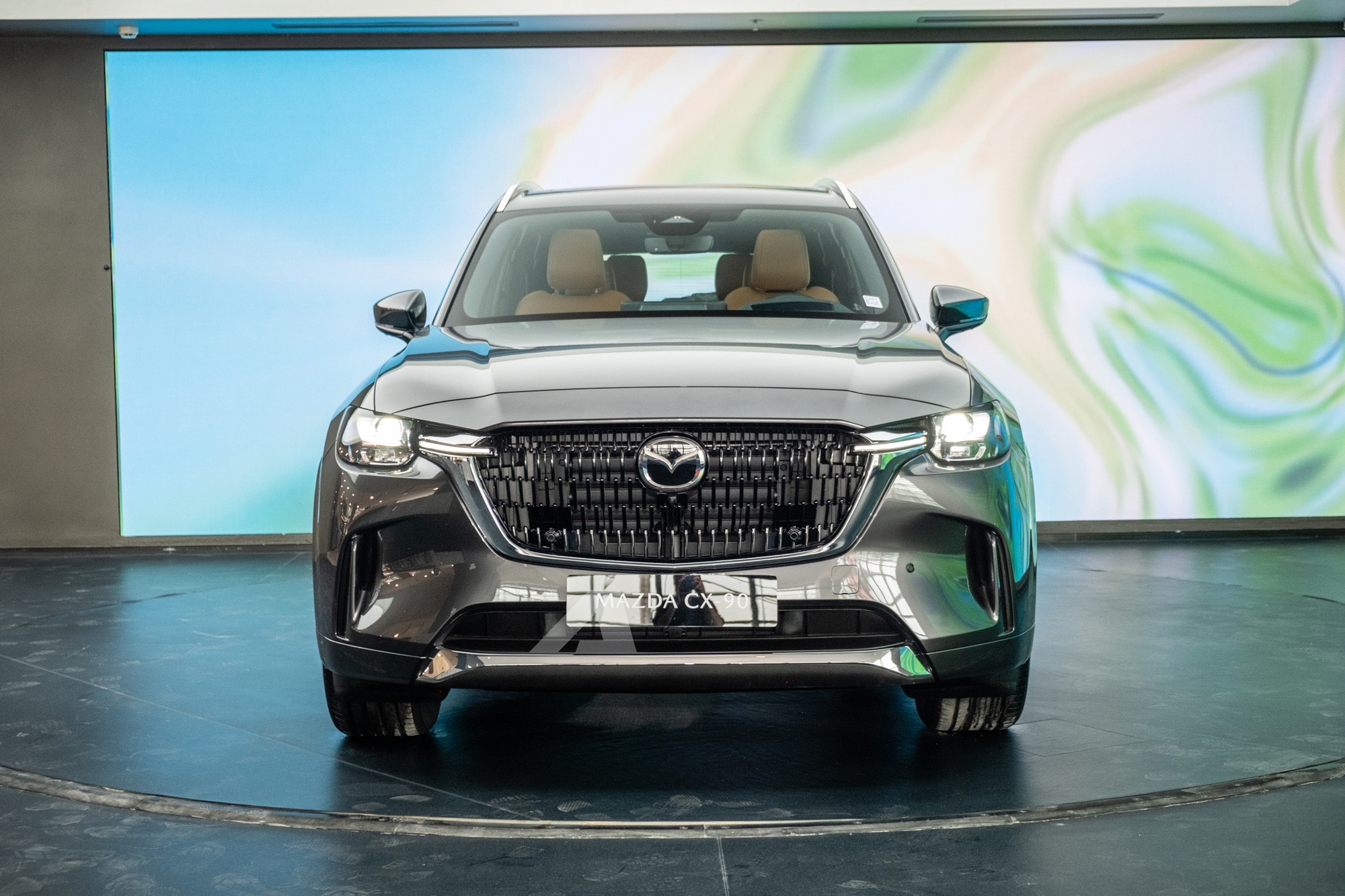 Mazda CX-90 chốt giá 2,479 tỷ đồng tại Việt Nam: Nội thất 'cận sang', động cơ hybrid cắm sạc 323 mã lực, AWD, cạnh tranh Teramont- Ảnh 4. Mazda CX-90 chốt giá 2,479 tỷ đồng tại Việt Nam: Nội thất 'cận sang', động cơ hybrid cắm sạc 323 mã lực, AWD, cạnh tranh Teramont- Ảnh 4.