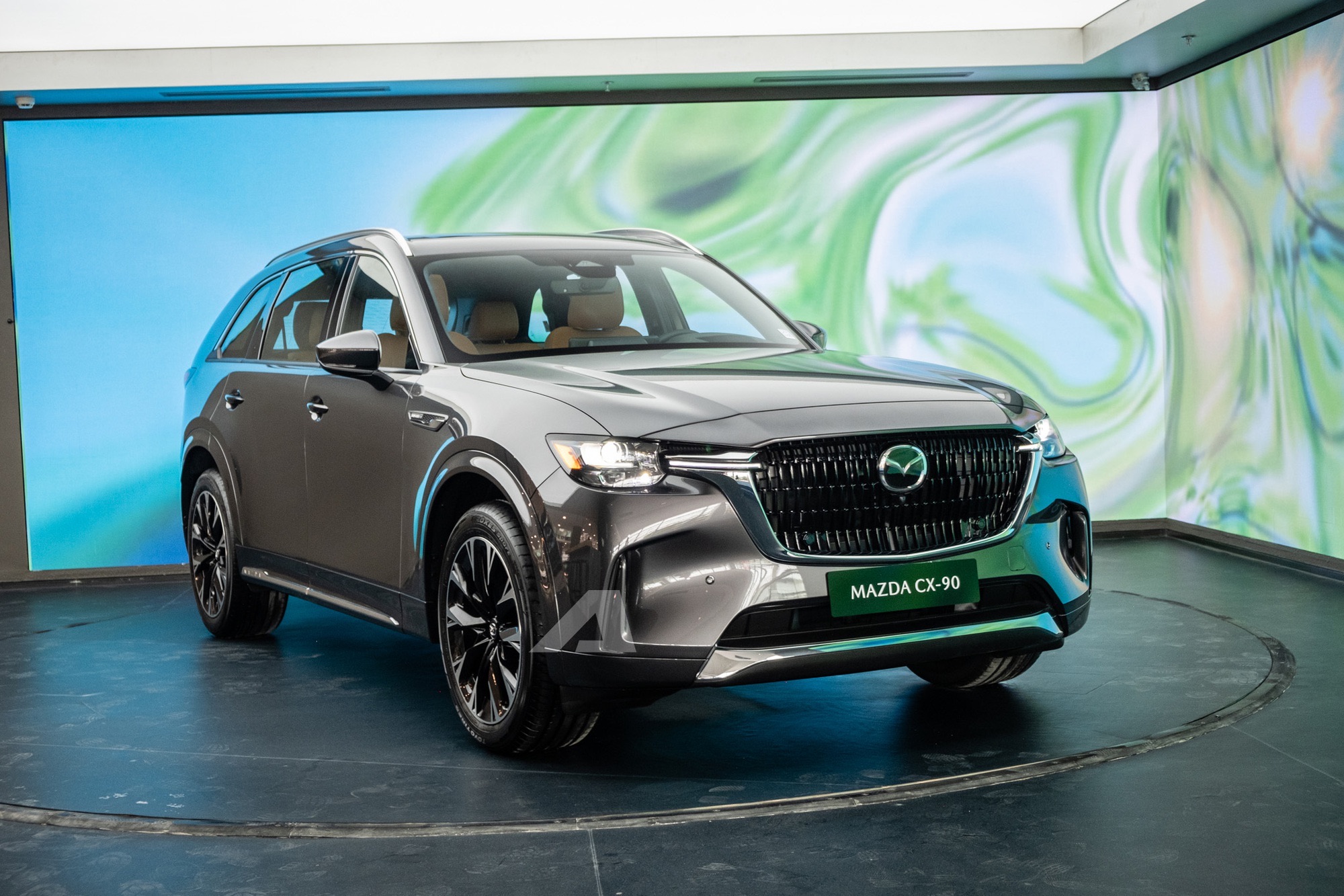 Mazda CX-90 chốt giá 2,479 tỷ đồng tại Việt Nam: Nội thất 'cận sang', động cơ hybrid cắm sạc 323 mã lực, AWD, cạnh tranh Teramont- Ảnh 1. Mazda CX-90 chốt giá 2,479 tỷ đồng tại Việt Nam: Nội thất 'cận sang', động cơ hybrid cắm sạc 323 mã lực, AWD, cạnh tranh Teramont- Ảnh 1.