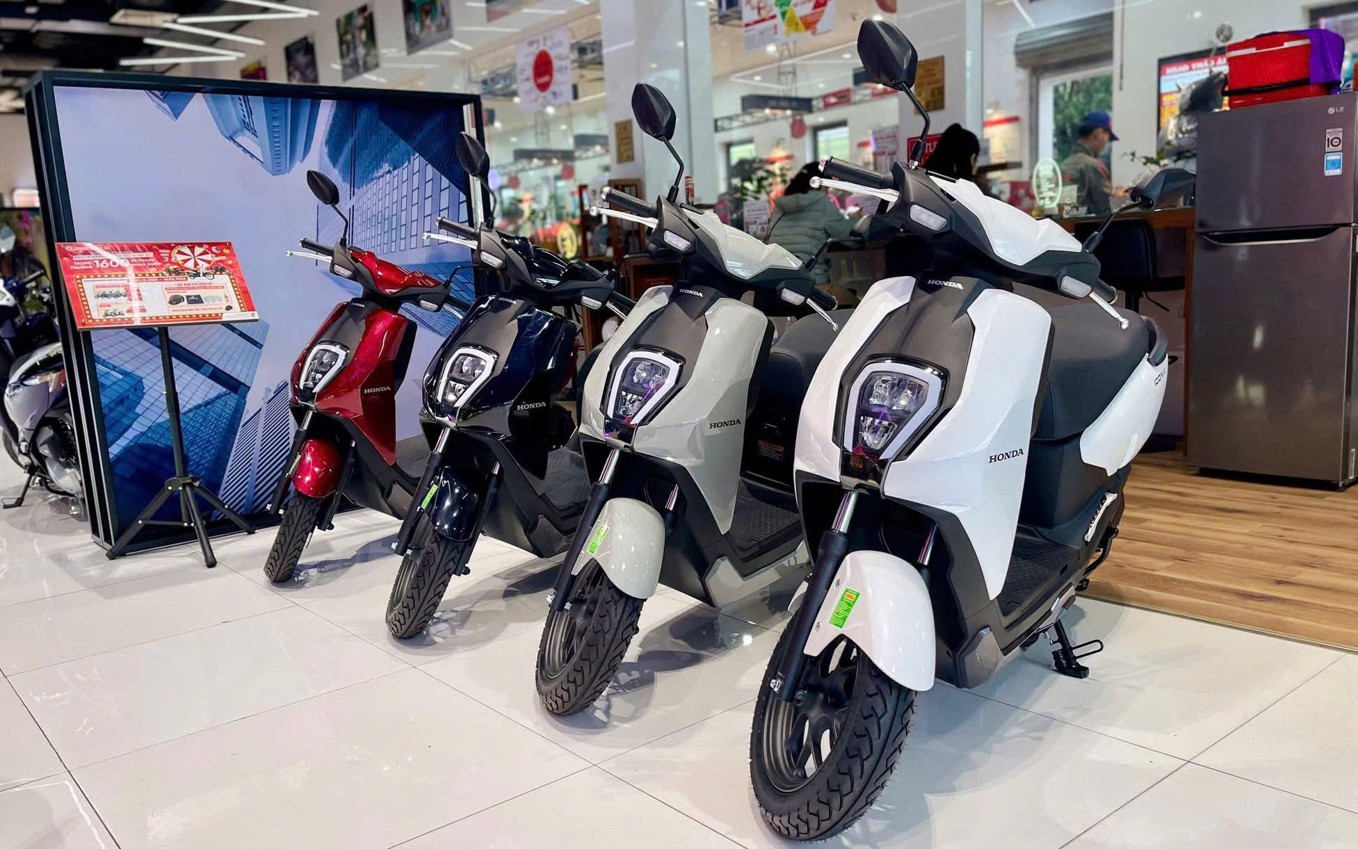 Honda ICON e: được khuyến mãi chính hãng nhưng đại lý còn giảm khủng gấp đôi: Giá thực tế rẻ hơn Wave nếu chấp nhận kiểu trả phí này- Ảnh 2. Honda ICON e: được khuyến mãi chính hãng nhưng đại lý còn giảm khủng gấp đôi: Giá thực tế rẻ hơn Wave nếu chấp nhận kiểu trả phí này- Ảnh 2.