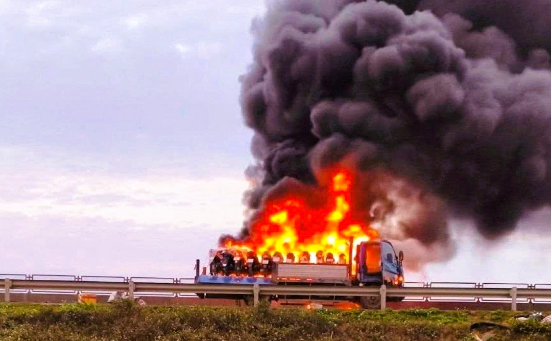 Ô tô tải chở xe máy ra Hà Nội bốc cháy trên cao tốc- Ảnh 1. Ô tô tải chở xe máy ra Hà Nội bốc cháy trên cao tốc- Ảnh 1.