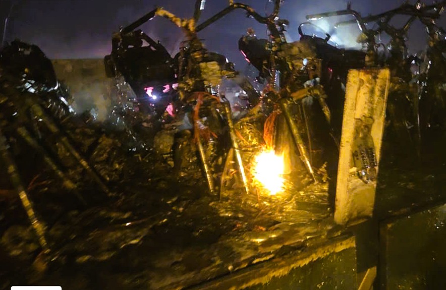 Ô tô tải chở xe máy ra Hà Nội bốc cháy trên cao tốc- Ảnh 2. Ô tô tải chở xe máy ra Hà Nội bốc cháy trên cao tốc- Ảnh 2.