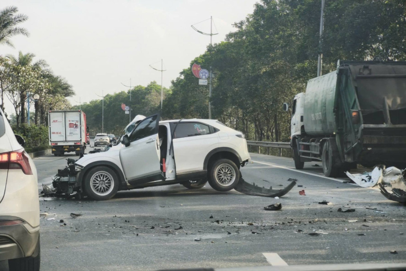 H&agrave; Nội: &Ocirc; t&ocirc; con va chạm xe chở r&aacute;c, 1 người bị thương- Ảnh 1.