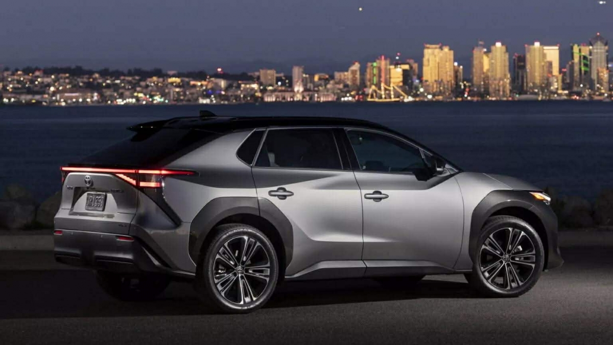 Toyota phải triệu hồi xe v&igrave; nhầm lẫn catalogue phụ t&ugrave;ng đ&egrave;n hậu- Ảnh 1.