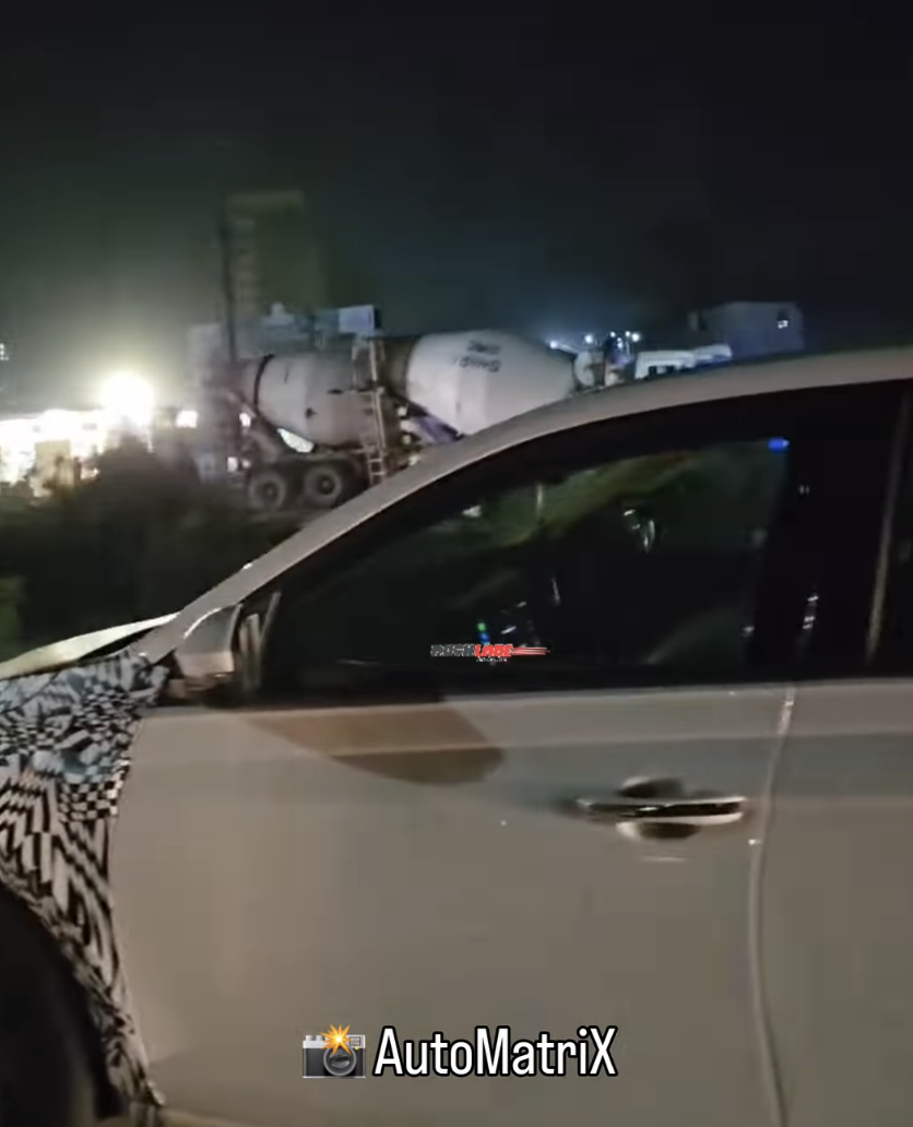 Skoda Slavia 2026 tiếp tục bị bắt gặp trên đường: Dáng quen thuộc nhưng nhiều chi tiết tinh chỉnh lại, dễ nâng cấp ADAS đấu Vios, City- Ảnh 3. Skoda Slavia 2026 tiếp tục bị bắt gặp trên đường: Dáng quen thuộc nhưng nhiều chi tiết tinh chỉnh lại, dễ nâng cấp ADAS đấu Vios, City- Ảnh 3.