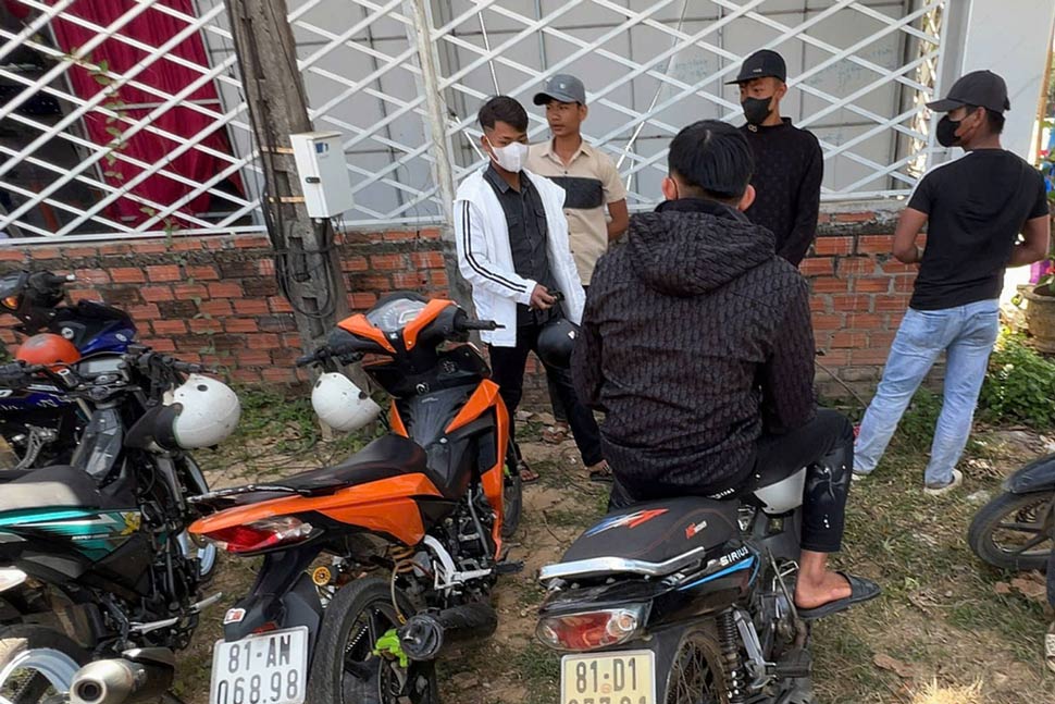 Chạy xe v&agrave;o đ&aacute;m cưới trốn CSGT, nh&oacute;m thanh ni&ecirc;n ở Gia Lai bị phạt 101 triệu đồng- Ảnh 1.