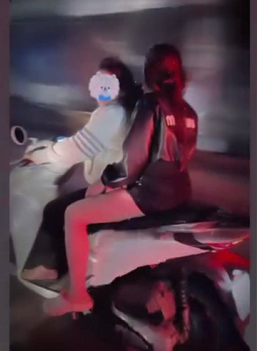 Thiếu nữ 14 tuổi l&aacute;i xe m&aacute;y, quay clip đăng Facebook, phụ huynh bị phạt nặng- Ảnh 1.