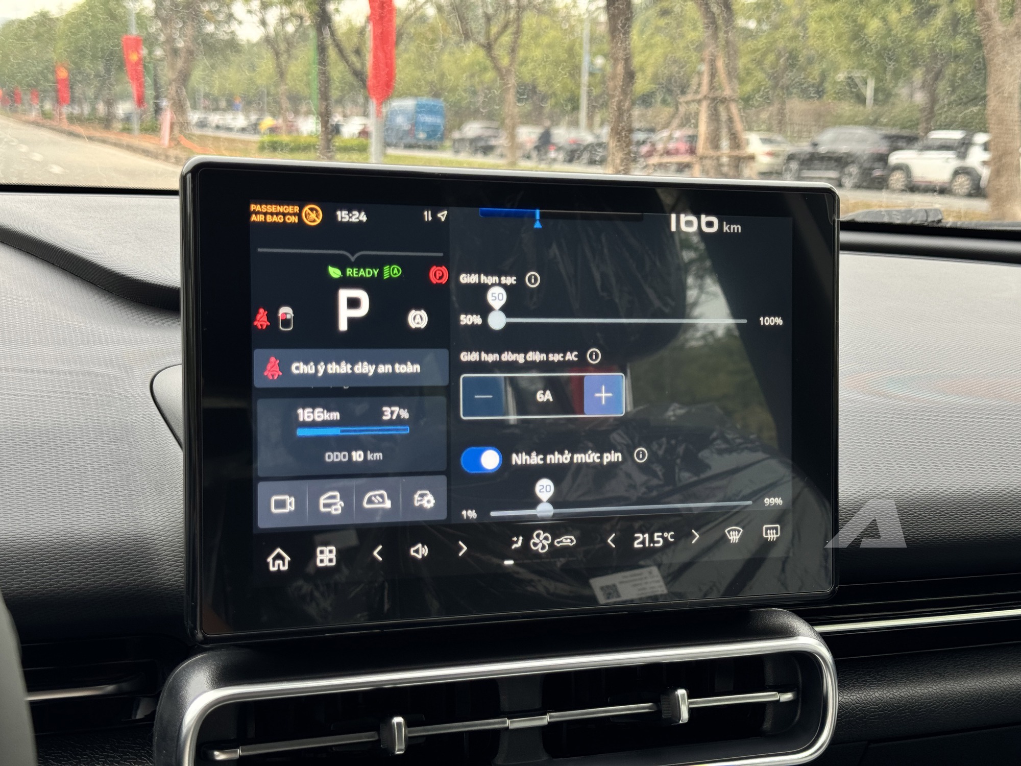 Sờ thực tế VinFast MPV 7 vừa về đại l&yacute;: Đắt hơn Limo Green 70 triệu đổi lại nhiều trải nghiệm kh&aacute;c, tiết kiệm điện hơn hẳn- Ảnh 18.