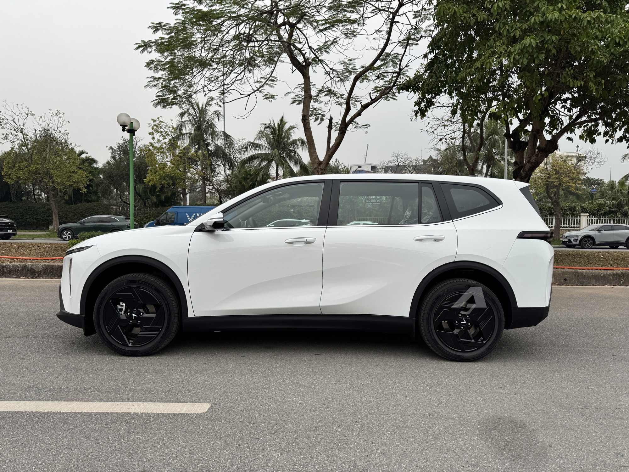 Sờ thực tế VinFast MPV 7 vừa về đại l&yacute;: Đắt hơn Limo Green 70 triệu đổi lại nhiều trải nghiệm kh&aacute;c, tiết kiệm điện hơn hẳn- Ảnh 8.