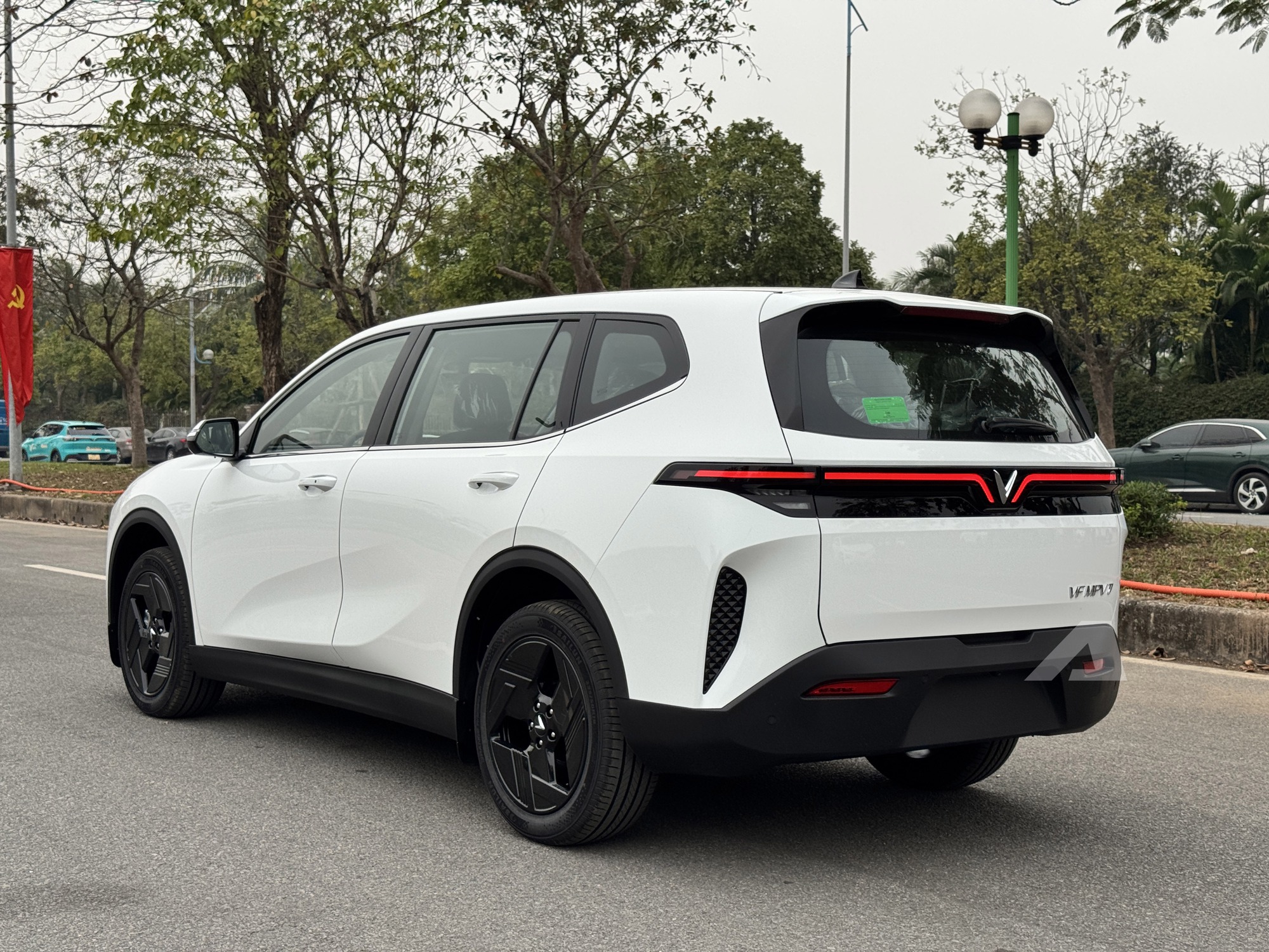 Sờ thực tế VinFast MPV 7 vừa về đại l&yacute;: Đắt hơn Limo Green 70 triệu đổi lại nhiều trải nghiệm kh&aacute;c, tiết kiệm điện hơn hẳn- Ảnh 17.