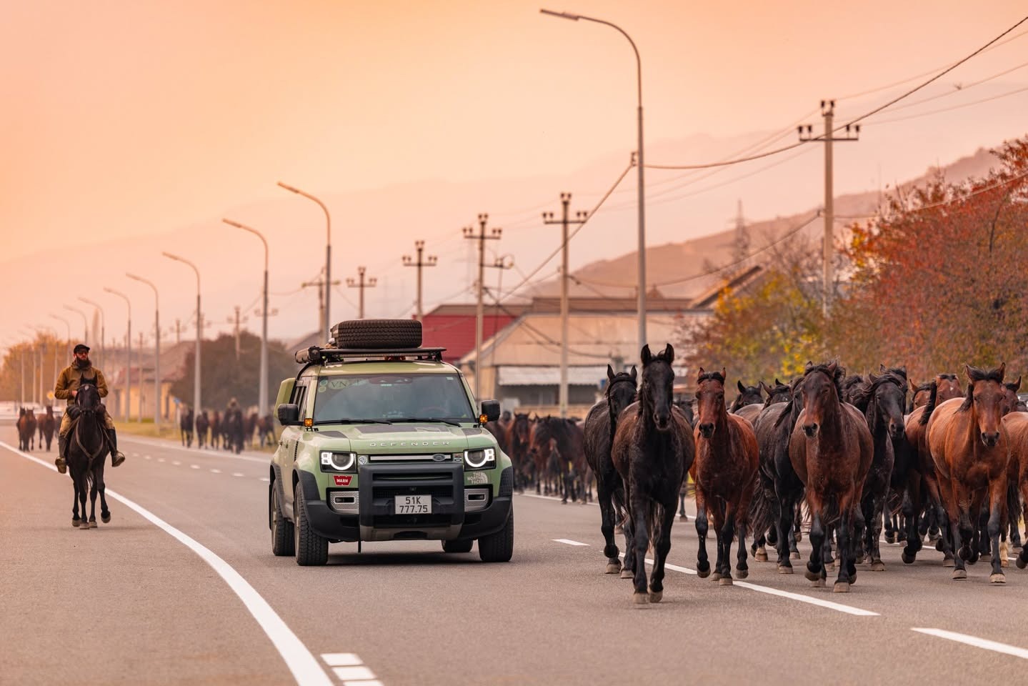 Defender biển Việt Nam và hành trình rong ruổi khắp châu Á: Gần 60.000km, hơn 150 ngày "đi bụi" để thấy thế giới không như lời đồn- Ảnh 1. Defender biển Việt Nam và hành trình rong ruổi khắp châu Á: Gần 60.000km, hơn 150 ngày "đi bụi" để thấy thế giới không như lời đồn- Ảnh 1.
