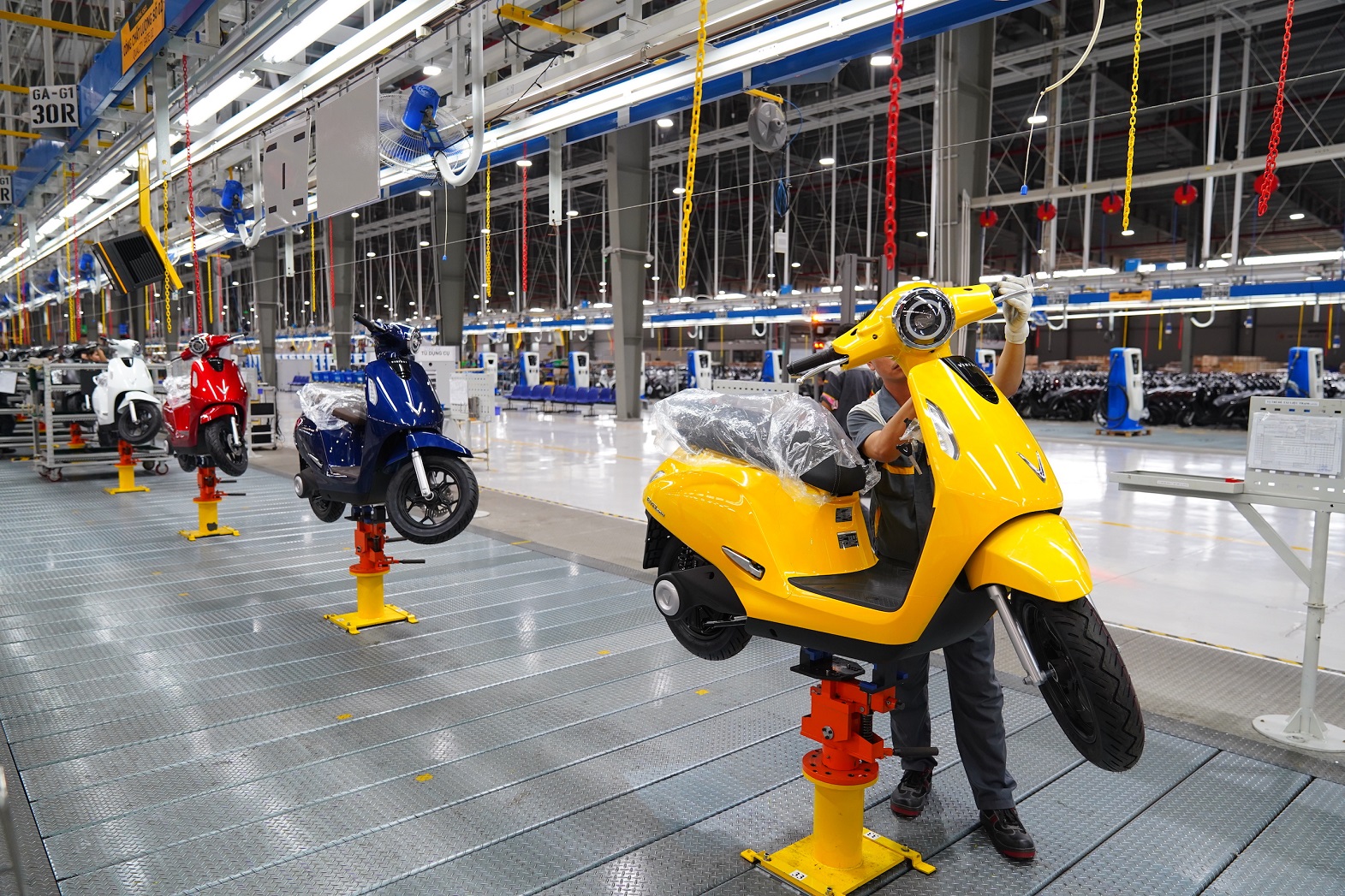 VinFast sắp b&aacute;n xe m&aacute;y điện tại Indonesia: Tung loạt scooter đ&ocirc; thị, tham vọng chen ch&acirc;n thị trường xe hai b&aacute;nh lớn nhất Đ&ocirc;ng Nam &Aacute;- Ảnh 1.