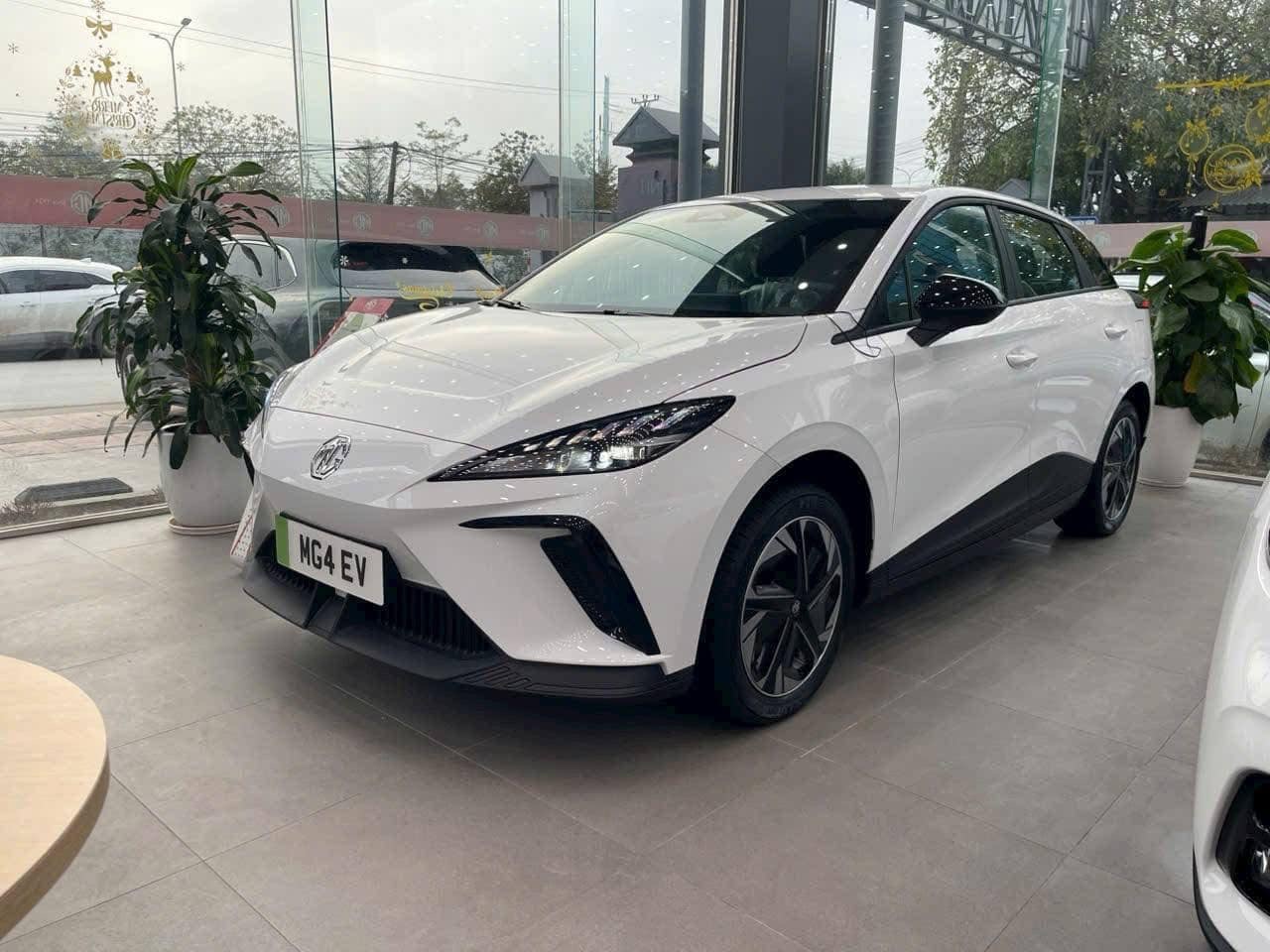 Đại l&yacute; xả kho MG4, giảm sốc kỷ lục 328 triệu đồng: Gi&aacute; thực tế chỉ 620 triệu, rẻ ngang Kia Sonet, đấu Mitsubishi Xforce- Ảnh 2.