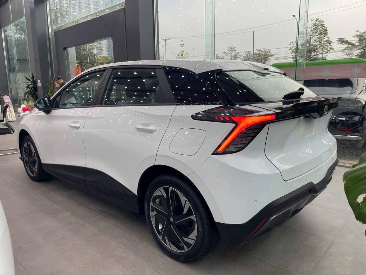 Đại l&yacute; xả kho MG4, giảm sốc kỷ lục 328 triệu đồng: Gi&aacute; thực tế chỉ 620 triệu, rẻ ngang Kia Sonet, đấu Mitsubishi Xforce- Ảnh 6.