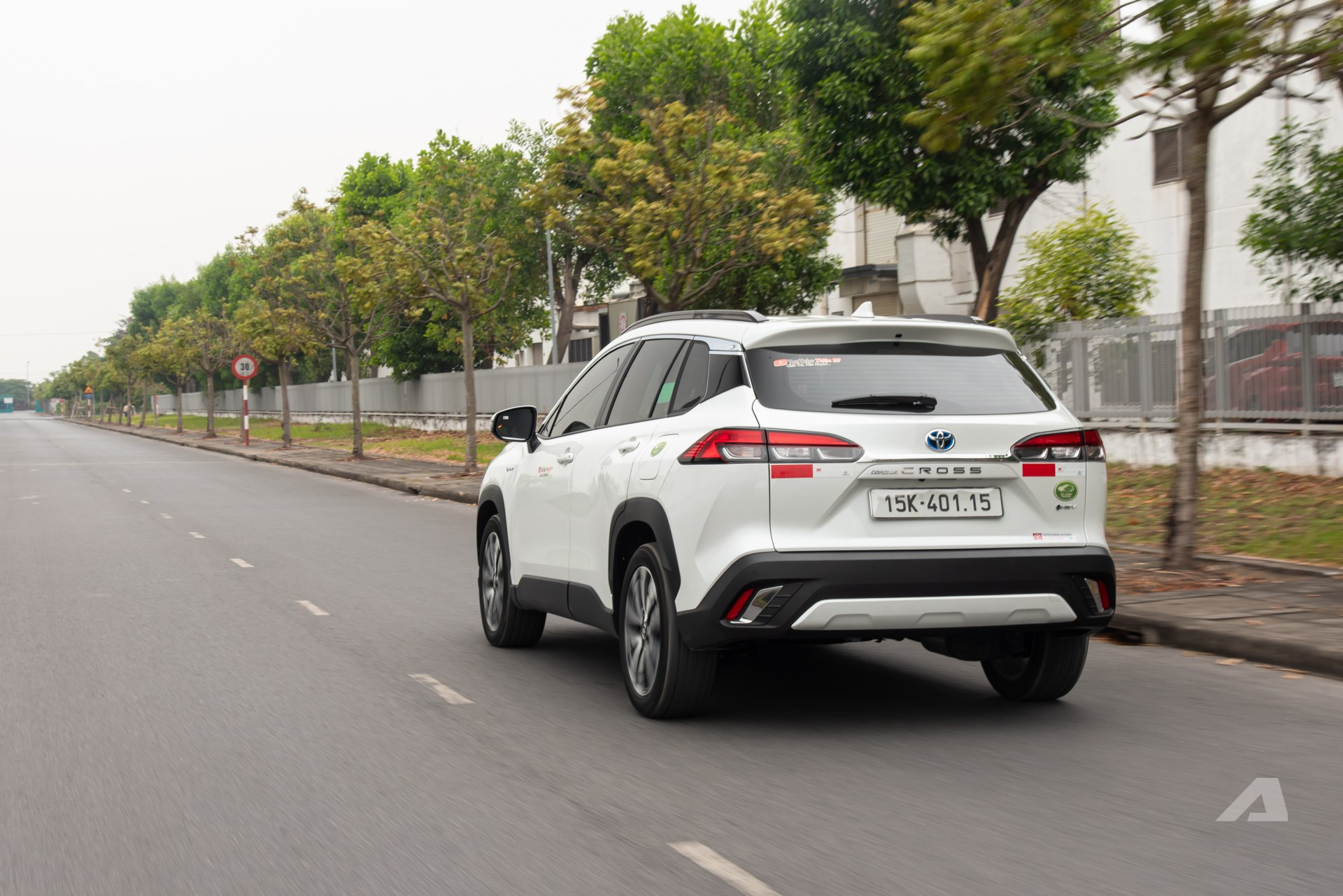 D&ugrave;ng &lsquo;Mẹc&rsquo; 10 năm rồi chốt Toyota Corolla Cross HEV, chủ xe chia sẻ: &lsquo;Nu&ocirc;i nhẹ đầu, hơn th&aacute;ng kh&ocirc;ng phải đổ xăng, l&agrave;nh v&agrave; rẻ gần như&hellip; xe m&aacute;y&rsquo;- Ảnh 17.