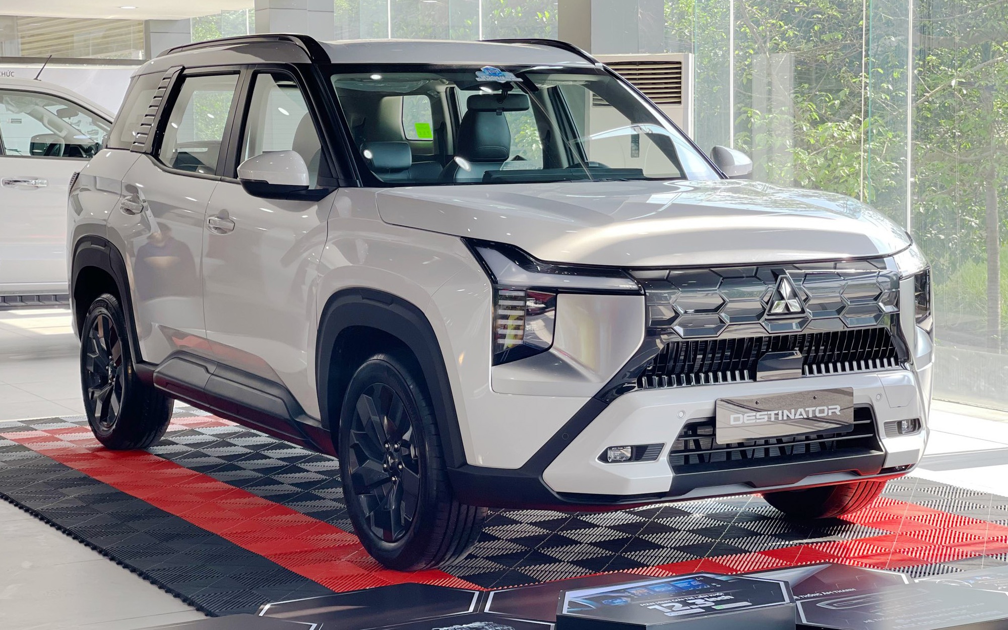 Xe Mitsubishi vừa xuất xưởng năm nay đ&atilde; giảm gi&aacute; lăn b&aacute;nh, Destinator thực tế rẻ hơn Territory- Ảnh 1.