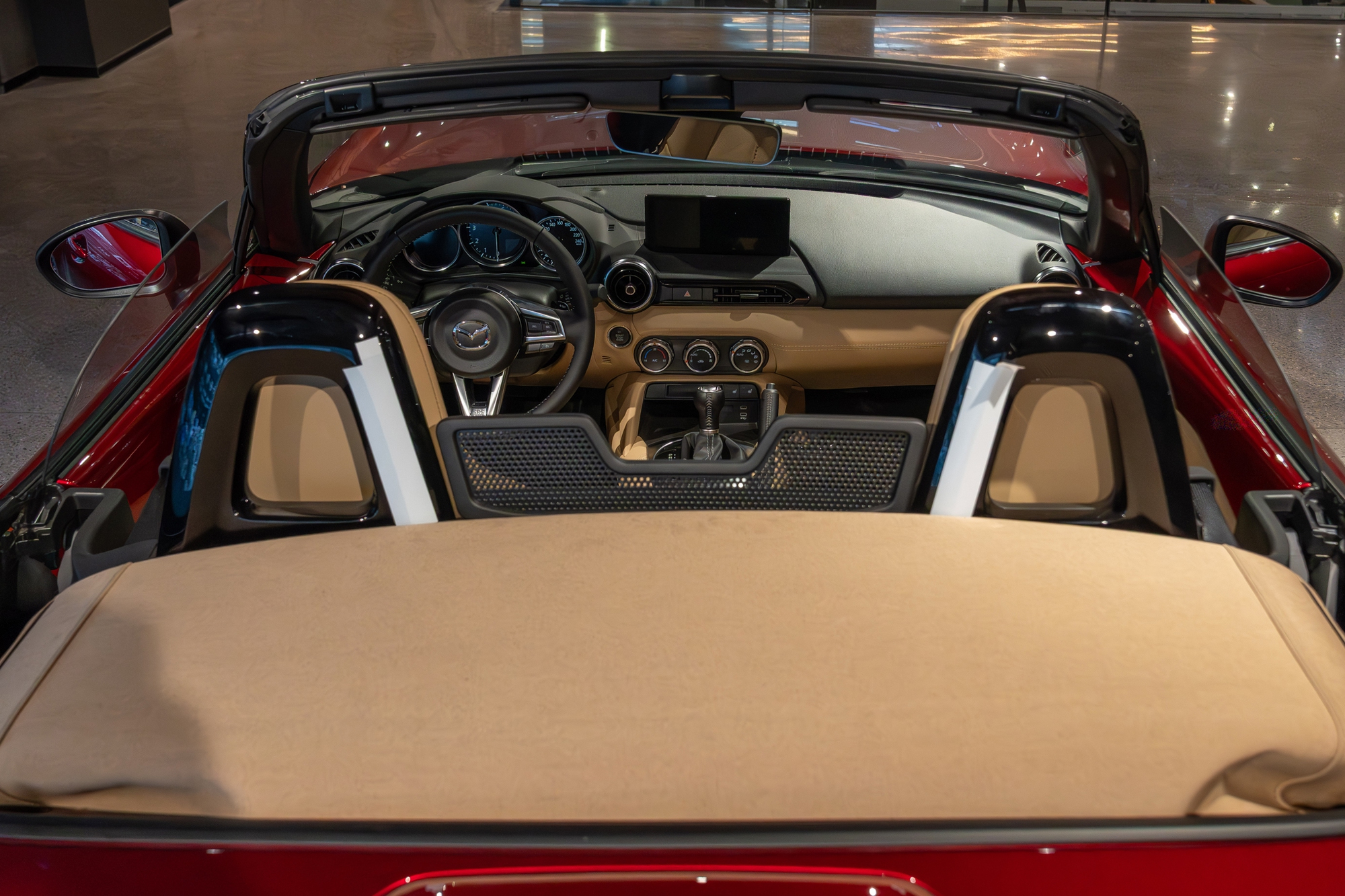 Mazda MX-5 2026 nhận đặt cọc tại Việt Nam: Sale b&aacute;o gi&aacute; 1,359 tỷ đồng, rẻ hơn BRZ, dự kiến giao xe th&aacute;ng 5/2026- Ảnh 9.