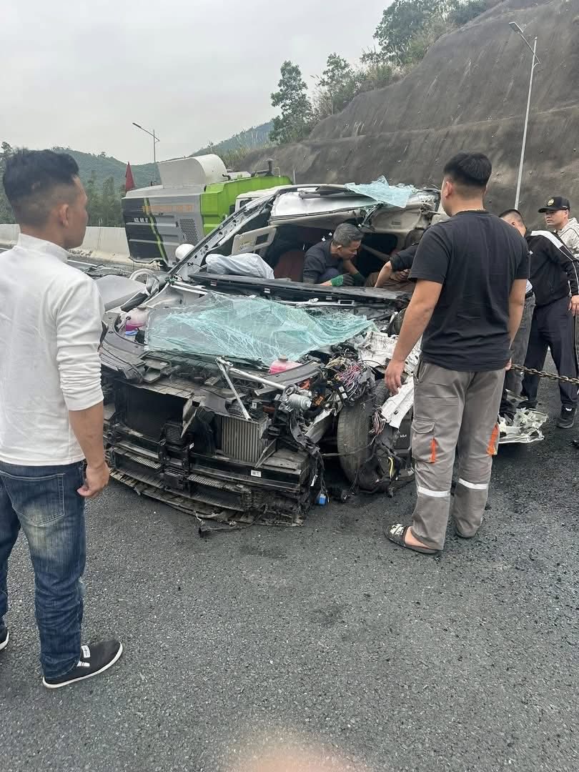 &Ocirc; t&ocirc; con vỡ n&aacute;t đầu sau c&uacute; t&ocirc;ng v&agrave;o đu&ocirc;i xe h&uacute;t bụi tr&ecirc;n cao tốc: Danh t&iacute;nh v&agrave; t&igrave;nh trạng của t&agrave;i xế- Ảnh 1.