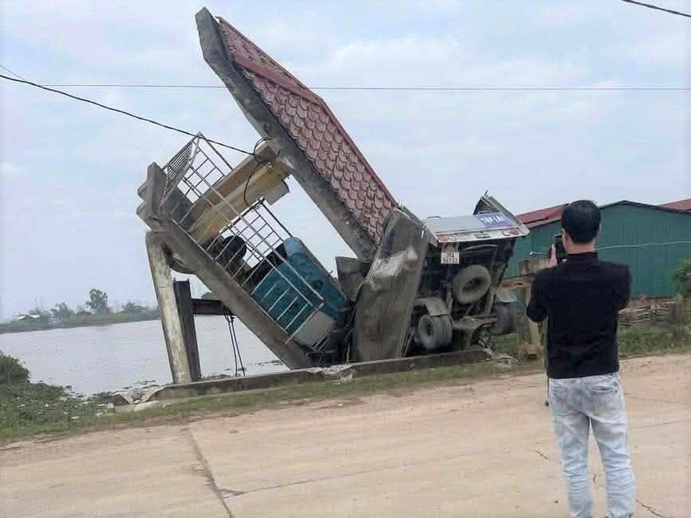 Vụ học vi&ecirc;n t&ocirc;ng v&agrave;o th&agrave;nh cầu khiến thầy dạy l&aacute;i tử vong ở Ninh B&igrave;nh: Trước đ&oacute; xảy ra va chạm với &ocirc; t&ocirc; con- Ảnh 1.