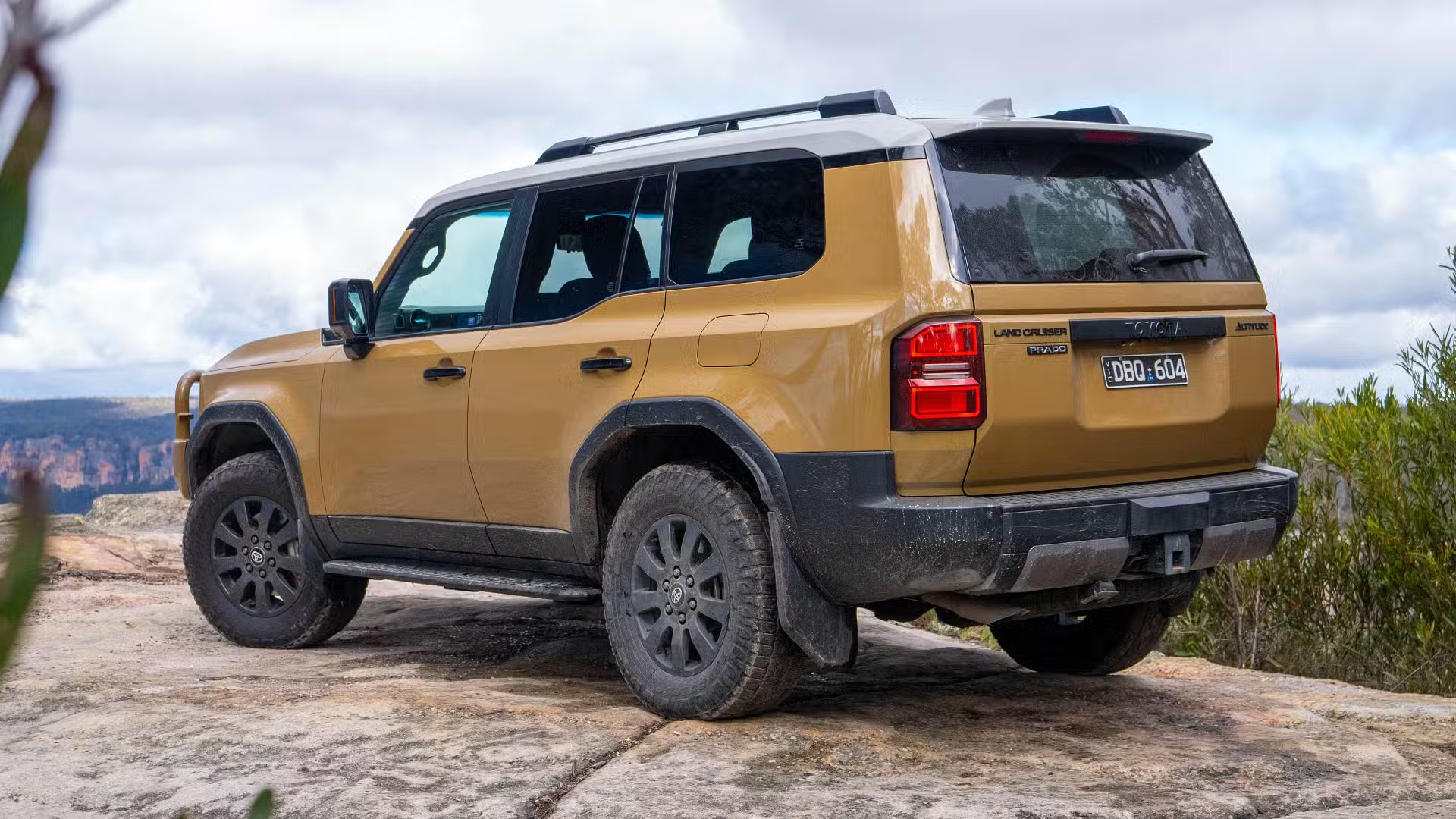 Toyota Land Cruiser Prado n&acirc;ng cấp bản cho người m&ecirc; phượt địa h&igrave;nh: Gi&aacute; quy đổi gần 1,7 tỷ đồng, c&oacute; trang bị giống Lexus GX 550- Ảnh 4.