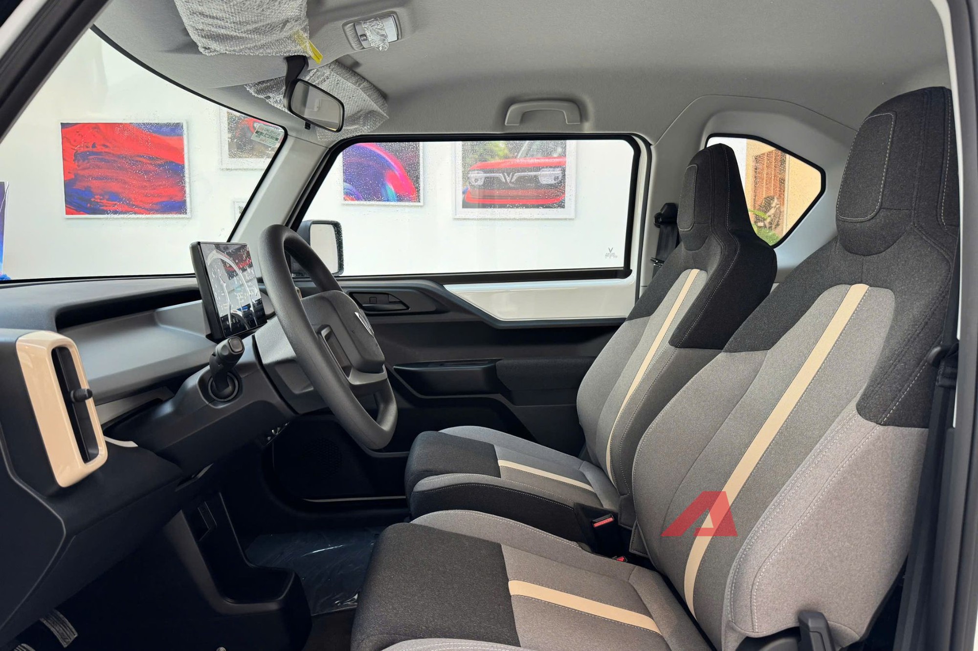 Ảnh thực tế VinFast VF 3 Plus gi&aacute; 315 triệu đồng: Gương điện lớn hơn chỉnh tr&ecirc;n m&agrave;n h&igrave;nh, camera l&ugrave;i t&iacute;ch hợp, c&oacute; ốp m&acirc;m đi k&egrave;m- Ảnh 5.