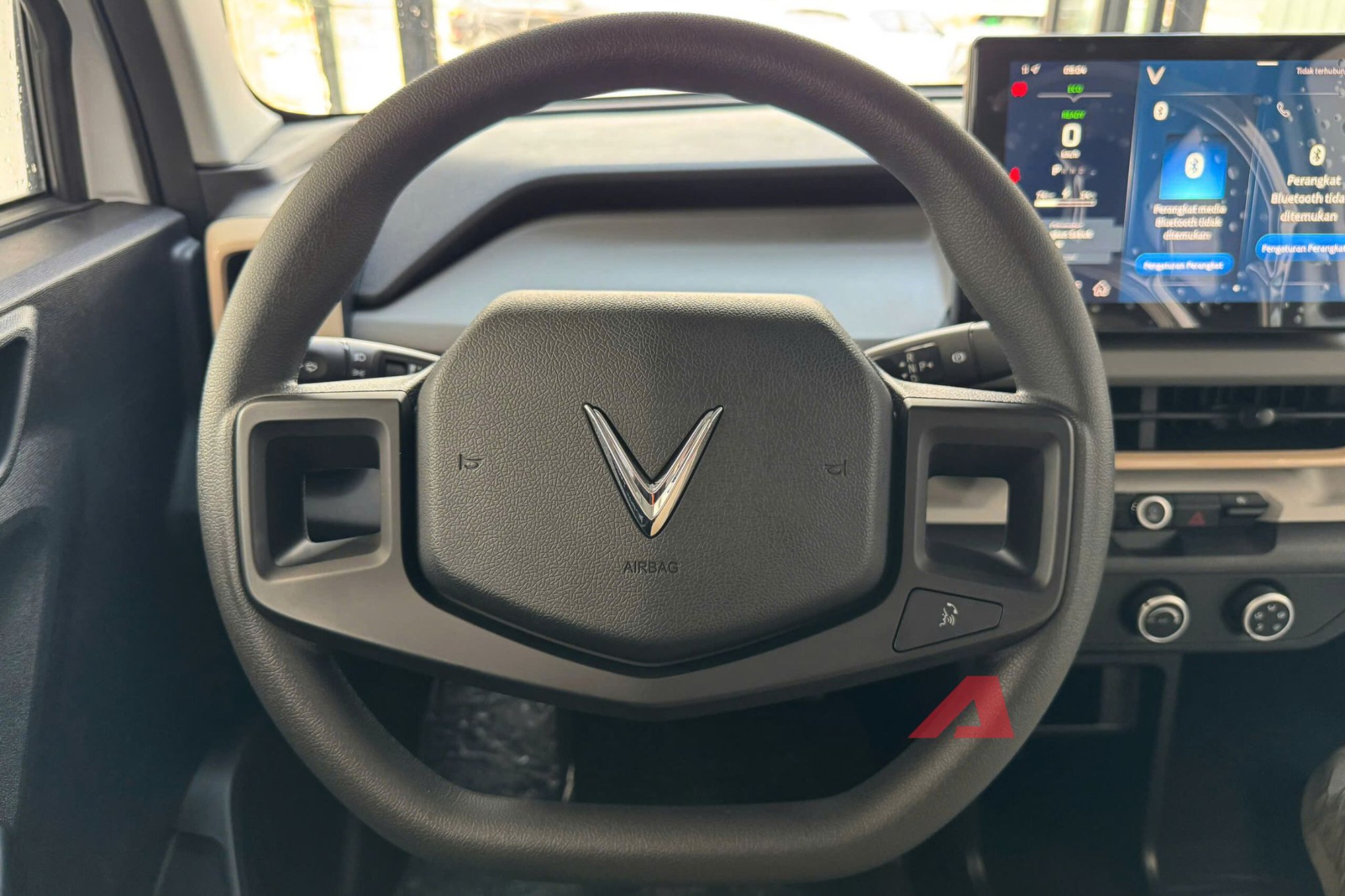 Ảnh thực tế VinFast VF 3 Plus gi&aacute; 315 triệu đồng: Gương điện lớn hơn chỉnh tr&ecirc;n m&agrave;n h&igrave;nh, camera l&ugrave;i t&iacute;ch hợp, c&oacute; ốp m&acirc;m đi k&egrave;m- Ảnh 6.