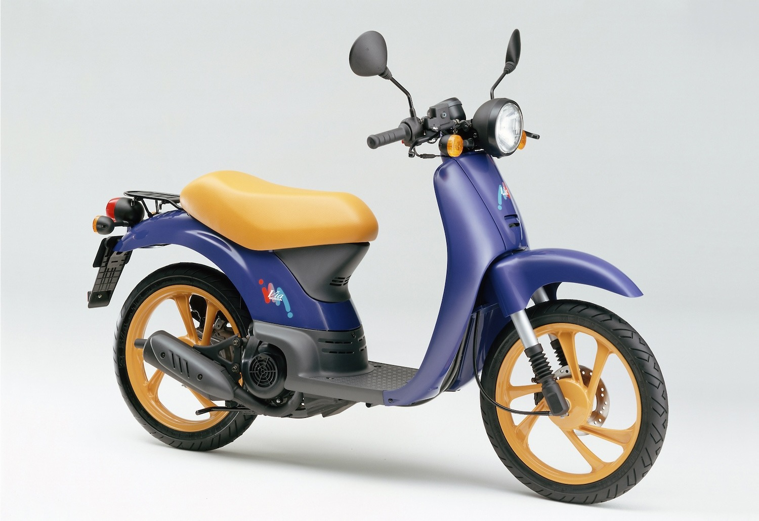 Honda Via v&agrave; c&acirc;u chuyện về mẫu xe tay ga mang d&ograve;ng m&aacute;u &Yacute; với thiết kế viễn tưởng từng bị l&atilde;ng qu&ecirc;n- Ảnh 4.