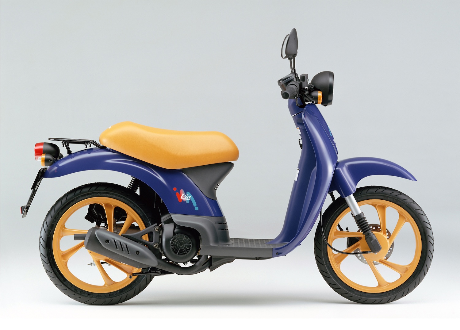 Honda Via v&agrave; c&acirc;u chuyện về mẫu xe tay ga mang d&ograve;ng m&aacute;u &Yacute; với thiết kế viễn tưởng từng bị l&atilde;ng qu&ecirc;n- Ảnh 5.