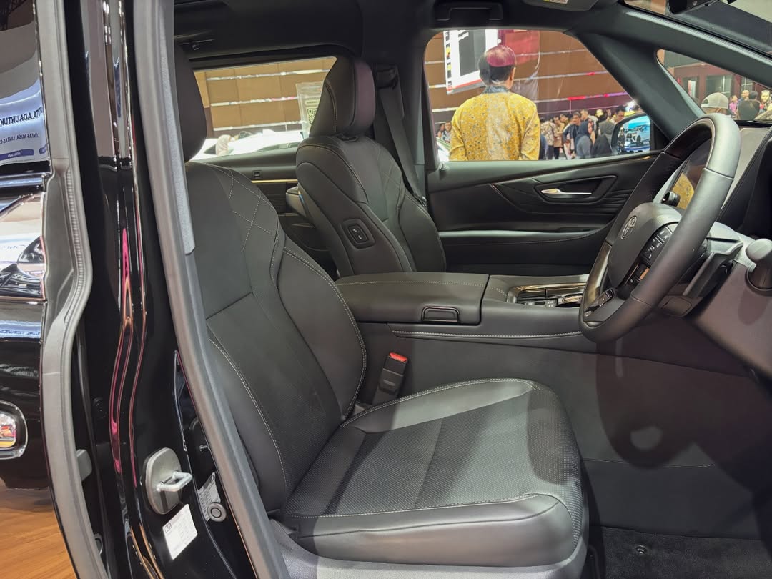 Toyota Alphard c&oacute; bản gi&aacute; rẻ ra mắt ĐN&Aacute;: Gi&aacute; quy đổi 'chỉ' 2,1 tỷ đồng, v&agrave;nh 19 inch v&agrave; lược bỏ loạt tiện nghi nội thất- Ảnh 9.