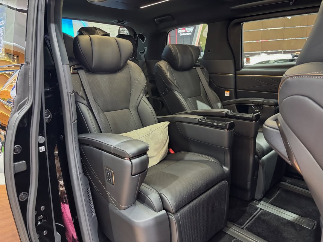 Toyota Alphard c&oacute; bản gi&aacute; rẻ ra mắt ĐN&Aacute;: Gi&aacute; quy đổi 'chỉ' 2,1 tỷ đồng, v&agrave;nh 19 inch v&agrave; lược bỏ loạt tiện nghi nội thất- Ảnh 10.