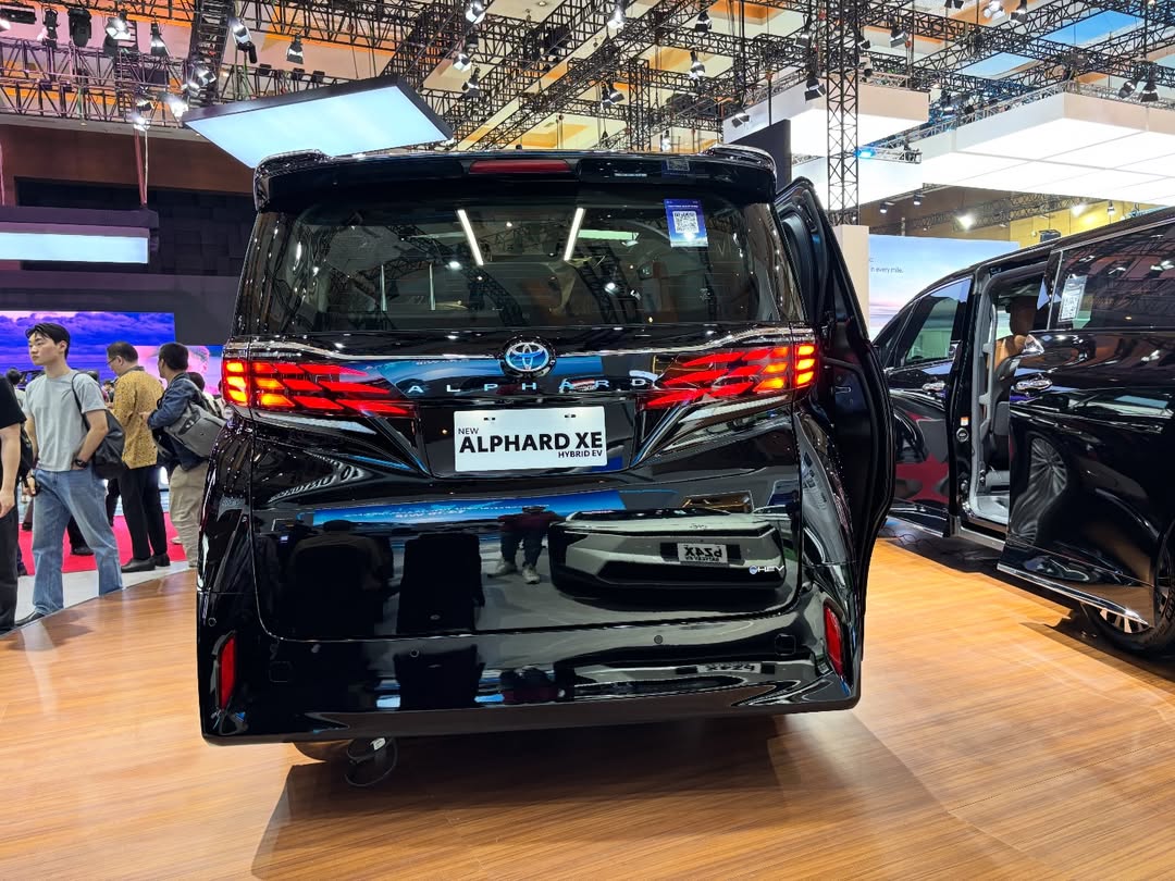 Toyota Alphard c&oacute; bản gi&aacute; rẻ ra mắt ĐN&Aacute;: Gi&aacute; quy đổi 'chỉ' 2,1 tỷ đồng, v&agrave;nh 19 inch v&agrave; lược bỏ loạt tiện nghi nội thất- Ảnh 4.