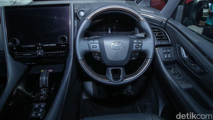 Toyota Alphard c&oacute; bản gi&aacute; rẻ ra mắt ĐN&Aacute;: Gi&aacute; quy đổi 'chỉ' 2,1 tỷ đồng, v&agrave;nh 19 inch v&agrave; lược bỏ loạt tiện nghi nội thất- Ảnh 6.