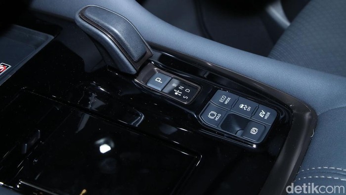 Toyota Alphard c&oacute; bản gi&aacute; rẻ ra mắt ĐN&Aacute;: Gi&aacute; quy đổi 'chỉ' 2,1 tỷ đồng, v&agrave;nh 19 inch v&agrave; lược bỏ loạt tiện nghi nội thất- Ảnh 8.