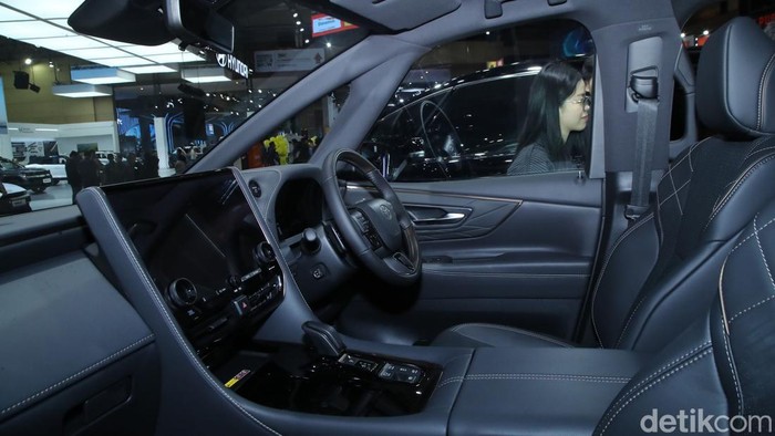 Toyota Alphard c&oacute; bản gi&aacute; rẻ ra mắt ĐN&Aacute;: Gi&aacute; quy đổi 'chỉ' 2,1 tỷ đồng, v&agrave;nh 19 inch v&agrave; lược bỏ loạt tiện nghi nội thất- Ảnh 7.