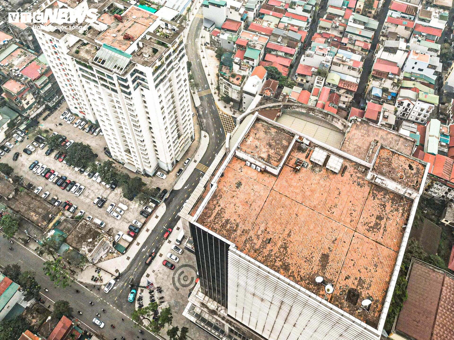 To&agrave;n cảnh tuyến đường hơn 83 tỷ vừa th&ocirc;ng xe kỹ thuật, l&aacute;ch giữa 2 t&ograve;a chung cư- Ảnh 1.