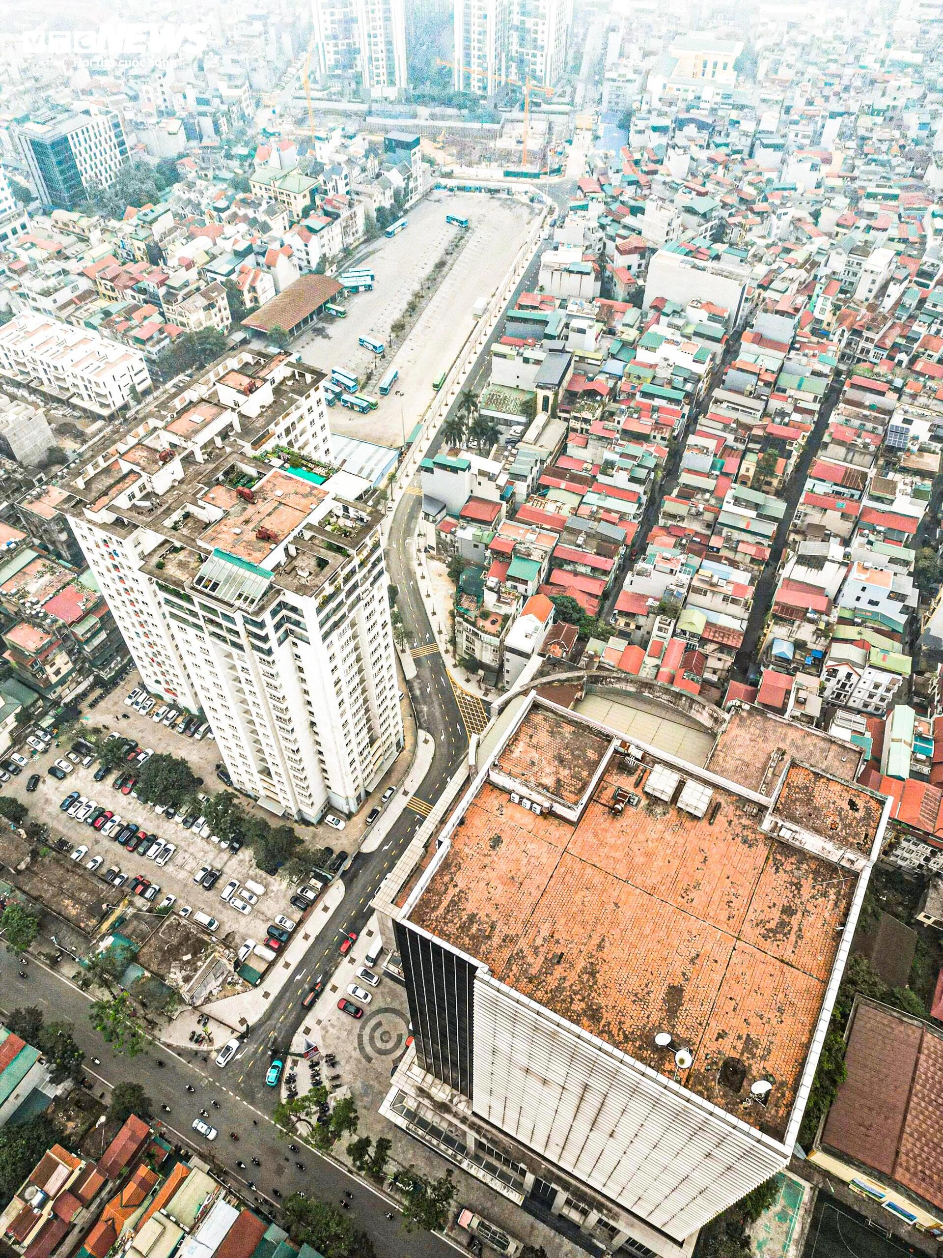 To&agrave;n cảnh tuyến đường hơn 83 tỷ vừa th&ocirc;ng xe kỹ thuật, l&aacute;ch giữa 2 t&ograve;a chung cư- Ảnh 2.