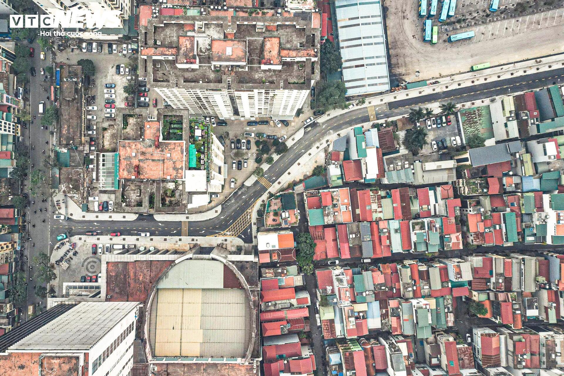 To&agrave;n cảnh tuyến đường hơn 83 tỷ vừa th&ocirc;ng xe kỹ thuật, l&aacute;ch giữa 2 t&ograve;a chung cư- Ảnh 3.