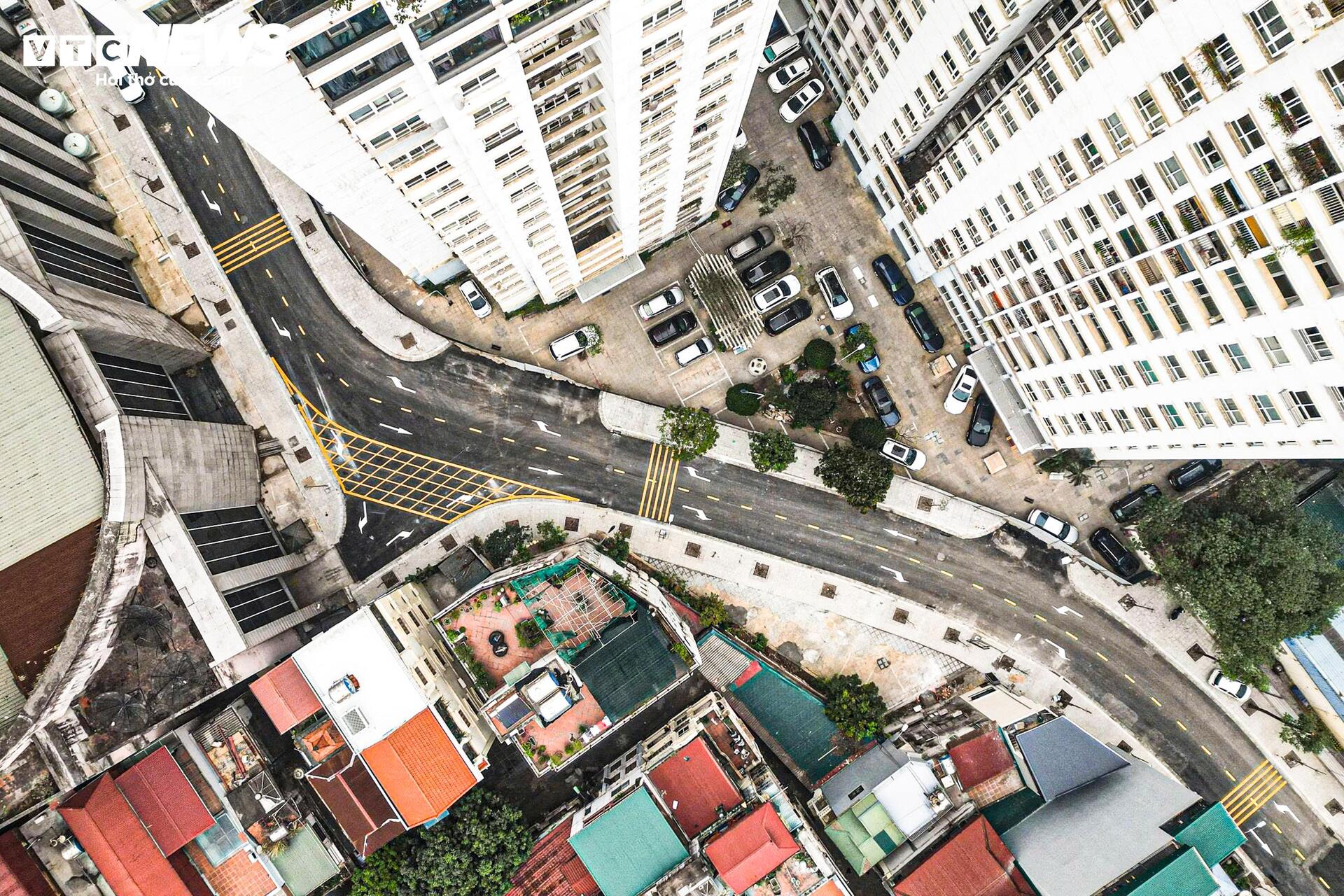 To&agrave;n cảnh tuyến đường hơn 83 tỷ vừa th&ocirc;ng xe kỹ thuật, l&aacute;ch giữa 2 t&ograve;a chung cư- Ảnh 4.