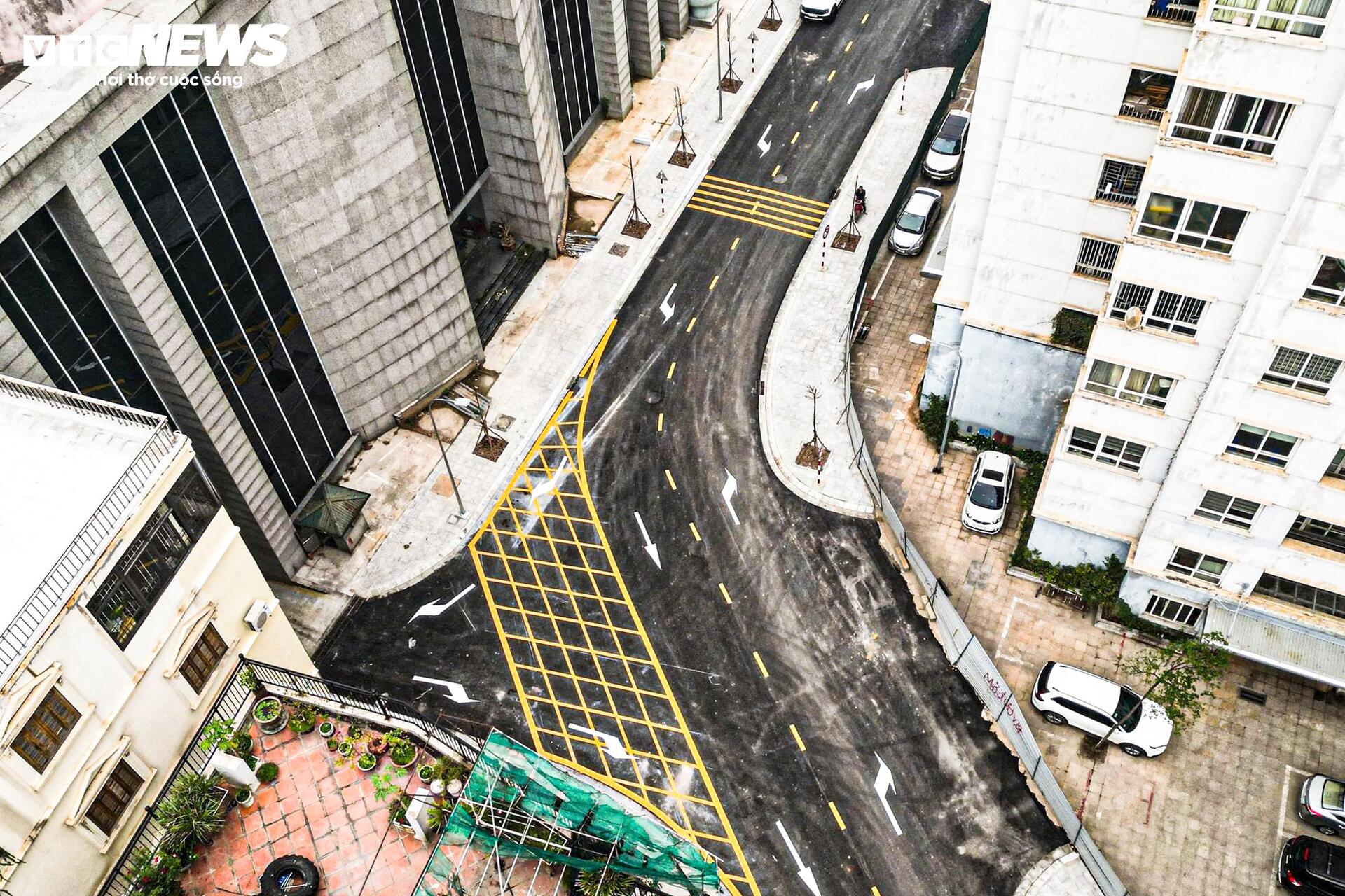 To&agrave;n cảnh tuyến đường hơn 83 tỷ vừa th&ocirc;ng xe kỹ thuật, l&aacute;ch giữa 2 t&ograve;a chung cư- Ảnh 5.