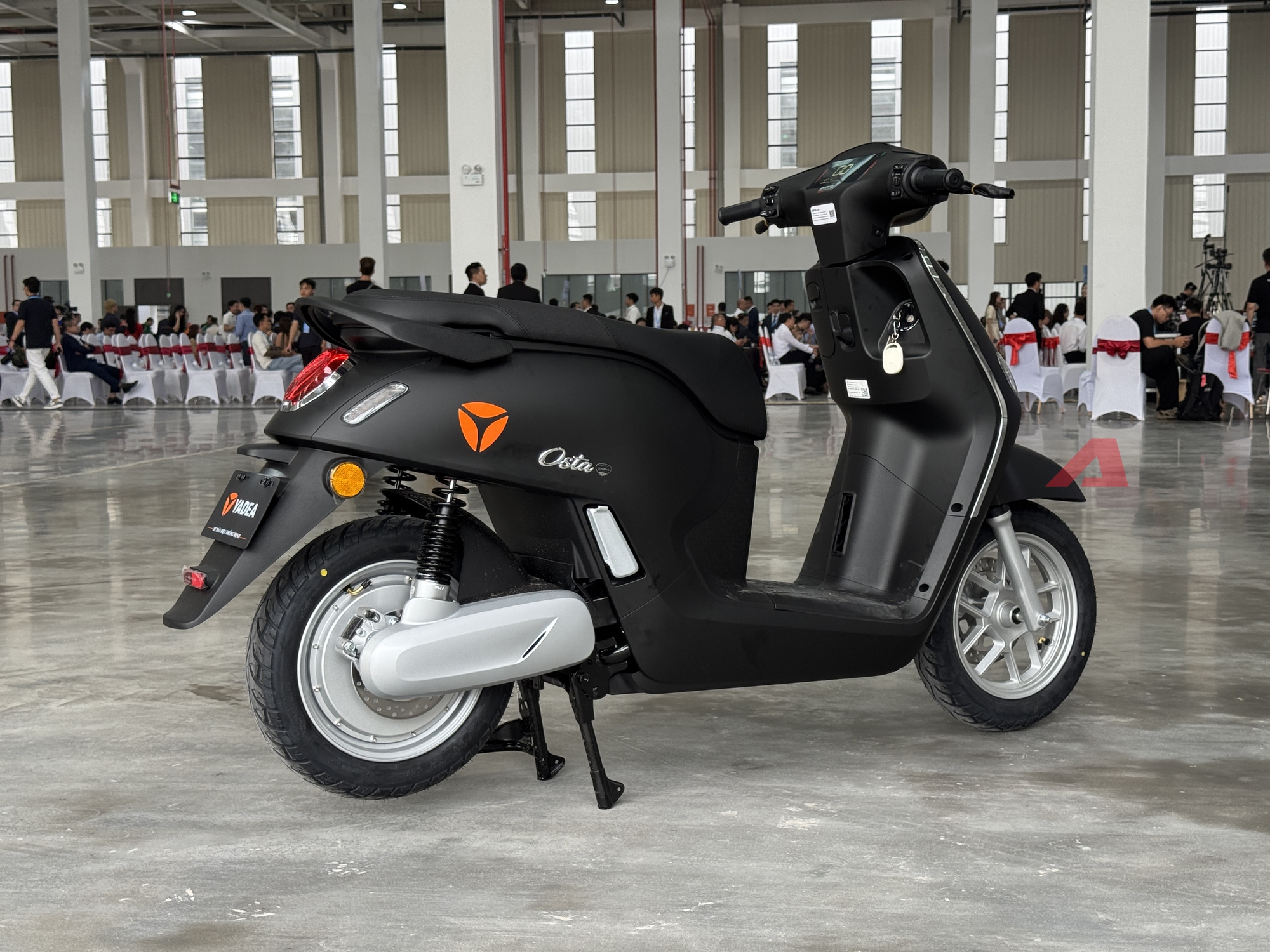 Yadea Osta chốt giá cao nhất 31,99 triệu đồng: Nhiều công nghệ giống ô tô, 'phượt' Hà Nội - Hạ Long không cần sạc- Ảnh 2. Yadea Osta chốt giá cao nhất 31,99 triệu đồng: Nhiều công nghệ giống ô tô, 'phượt' Hà Nội - Hạ Long không cần sạc- Ảnh 2.