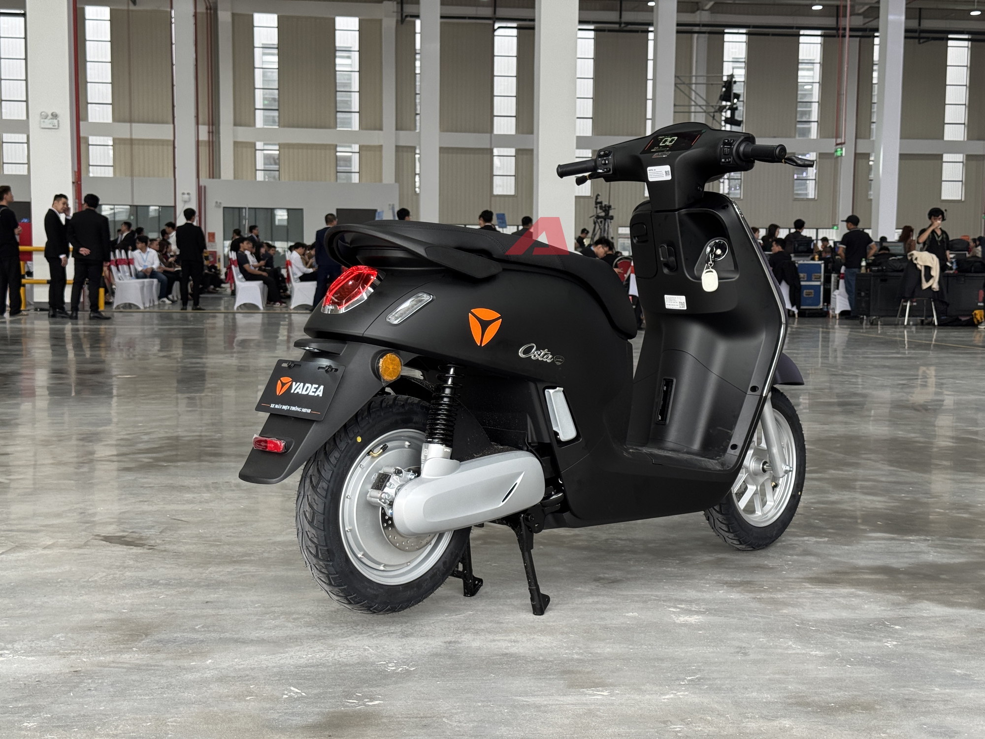 Yadea Osta chốt giá cao nhất 31,99 triệu đồng: Nhiều công nghệ giống ô tô, 'phượt' Hà Nội - Hạ Long không cần sạc- Ảnh 4. Yadea Osta chốt giá cao nhất 31,99 triệu đồng: Nhiều công nghệ giống ô tô, 'phượt' Hà Nội - Hạ Long không cần sạc- Ảnh 4.