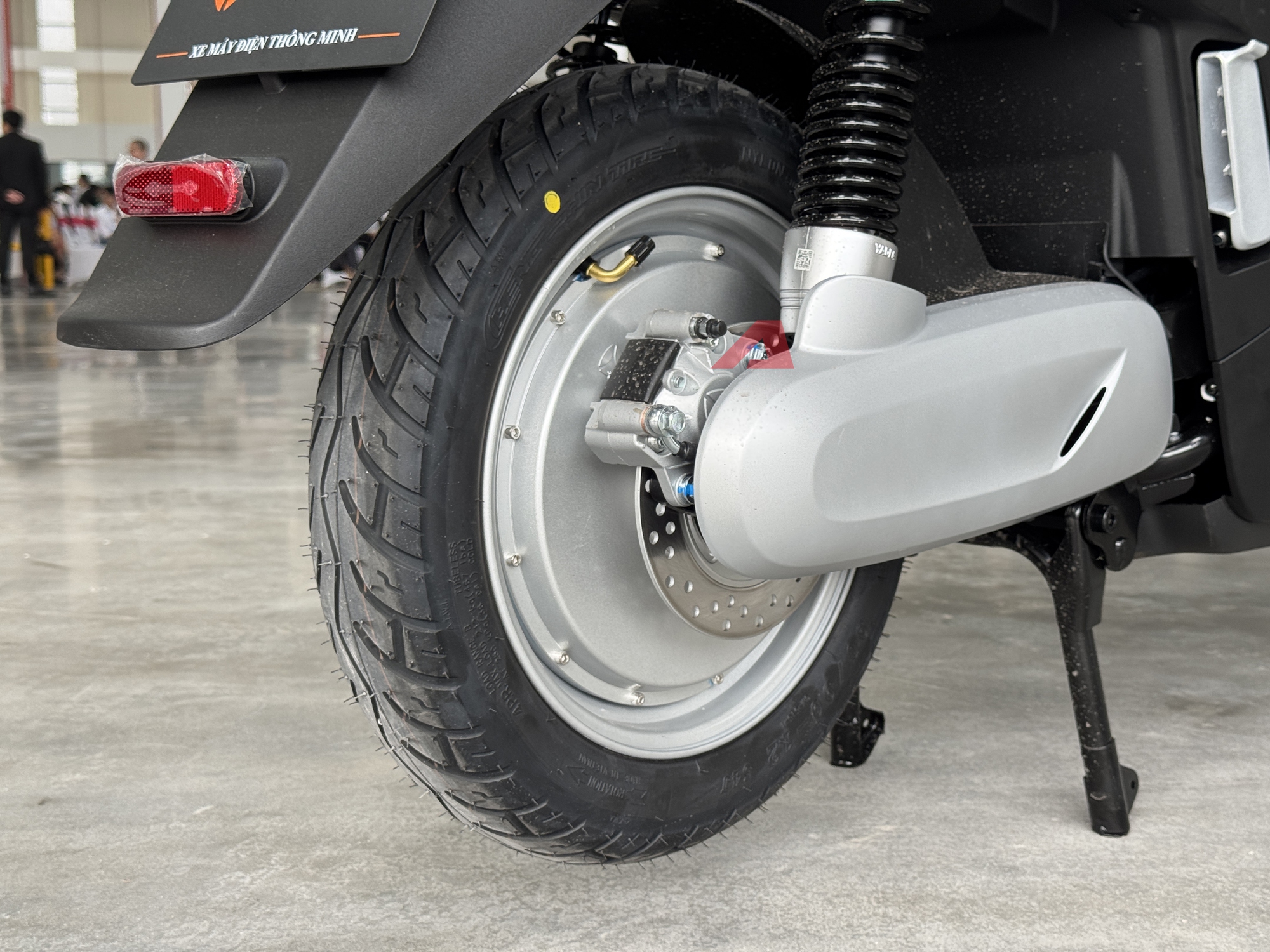 Yadea Osta chốt giá cao nhất 31,99 triệu đồng: Nhiều công nghệ giống ô tô, 'phượt' Hà Nội - Hạ Long không cần sạc- Ảnh 8. Yadea Osta chốt giá cao nhất 31,99 triệu đồng: Nhiều công nghệ giống ô tô, 'phượt' Hà Nội - Hạ Long không cần sạc- Ảnh 8.