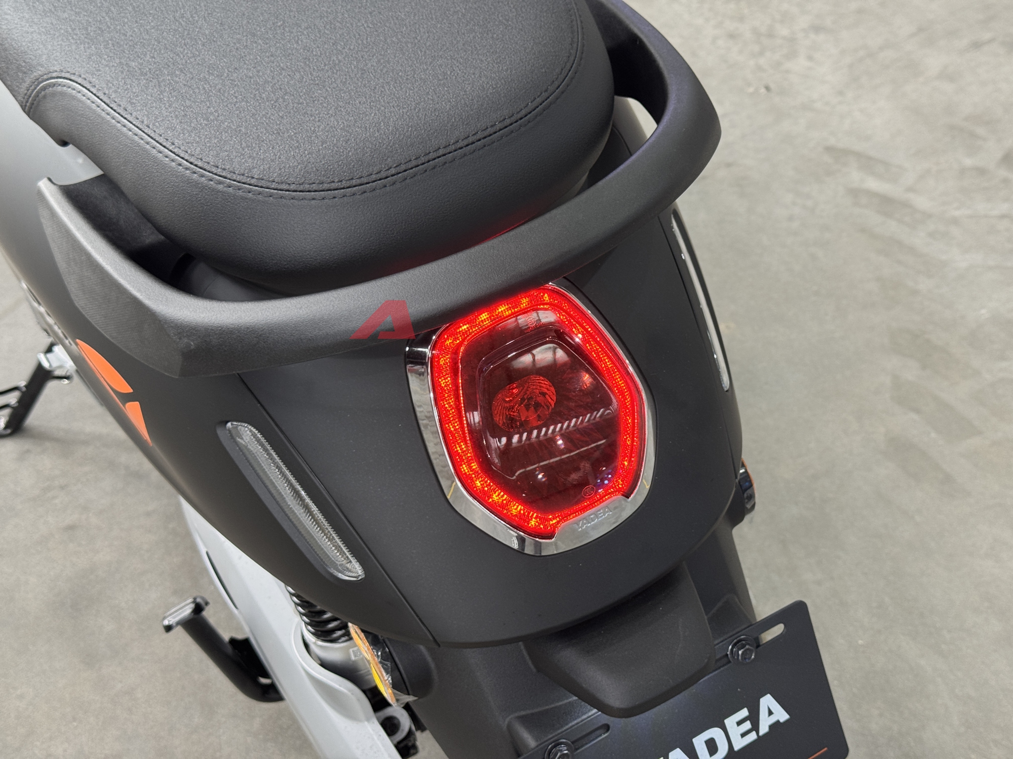 Yadea Osta chốt giá cao nhất 31,99 triệu đồng: Nhiều công nghệ giống ô tô, 'phượt' Hà Nội - Hạ Long không cần sạc- Ảnh 10. Yadea Osta chốt giá cao nhất 31,99 triệu đồng: Nhiều công nghệ giống ô tô, 'phượt' Hà Nội - Hạ Long không cần sạc- Ảnh 10.