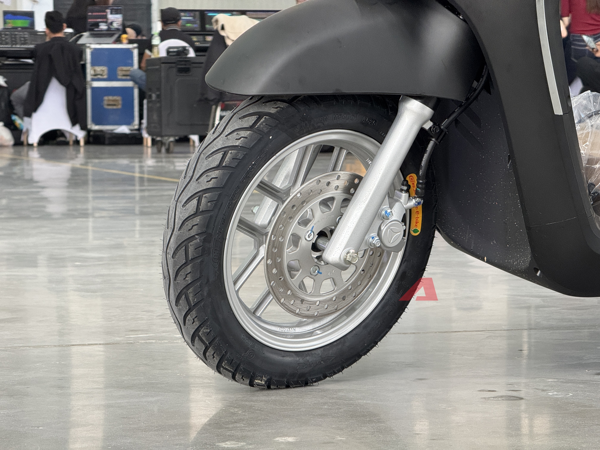 Yadea Osta chốt giá cao nhất 31,99 triệu đồng: Nhiều công nghệ giống ô tô, 'phượt' Hà Nội - Hạ Long không cần sạc- Ảnh 7. Yadea Osta chốt giá cao nhất 31,99 triệu đồng: Nhiều công nghệ giống ô tô, 'phượt' Hà Nội - Hạ Long không cần sạc- Ảnh 7.