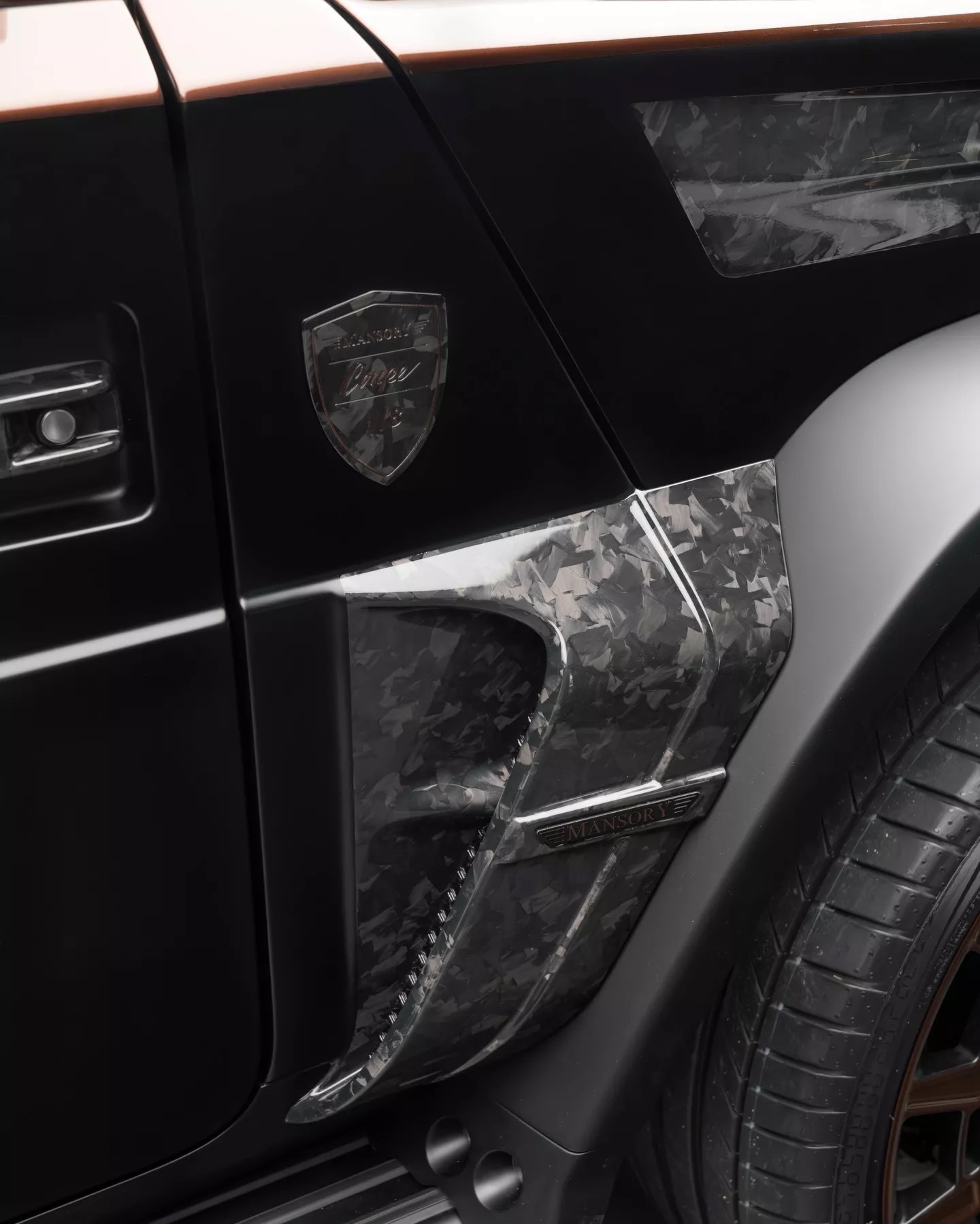 Chiếc Mercedes G-Class này chỉ có 0,0000001% dân số trên thế giới sở hữu được: Cửa mở ngược như Rolls-Royce, mạnh 900 mã lực- Ảnh 8. Chiếc Mercedes G-Class này chỉ có 0,0000001% dân số trên thế giới sở hữu được: Cửa mở ngược như Rolls-Royce, mạnh 900 mã lực- Ảnh 8.