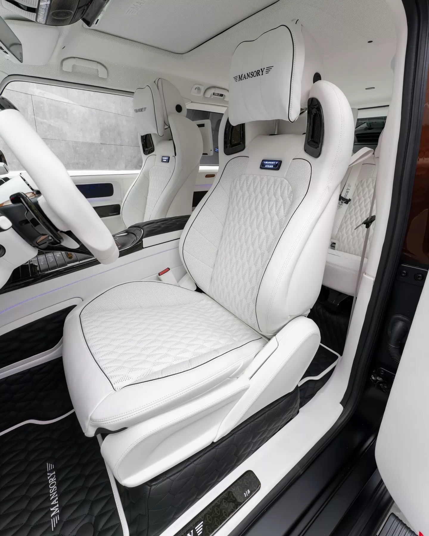 Chiếc Mercedes G-Class này chỉ có 0,0000001% dân số trên thế giới sở hữu được: Cửa mở ngược như Rolls-Royce, mạnh 900 mã lực- Ảnh 10. Chiếc Mercedes G-Class này chỉ có 0,0000001% dân số trên thế giới sở hữu được: Cửa mở ngược như Rolls-Royce, mạnh 900 mã lực- Ảnh 10.